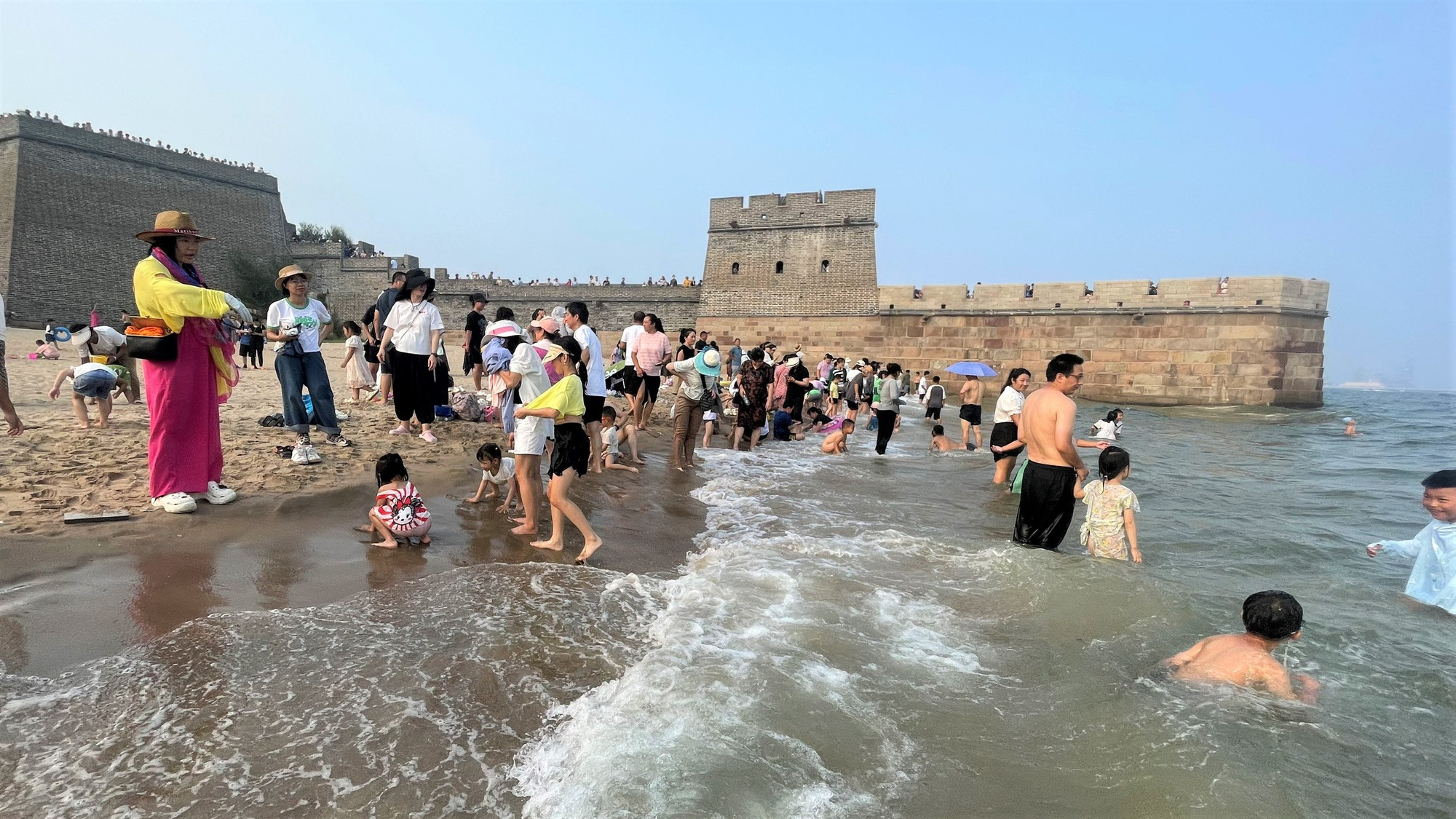 Tắm biển dưới chân Trường Thành. (Ảnh: PHƯƠNG THẢO)