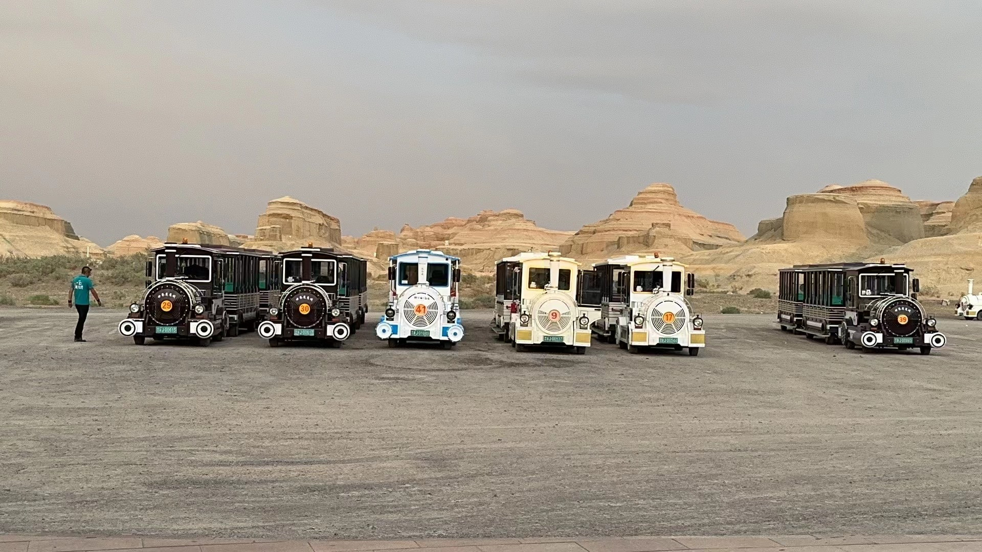 Những chiếc tàu đưa du khách khám phá "thành phố ma quỷ".