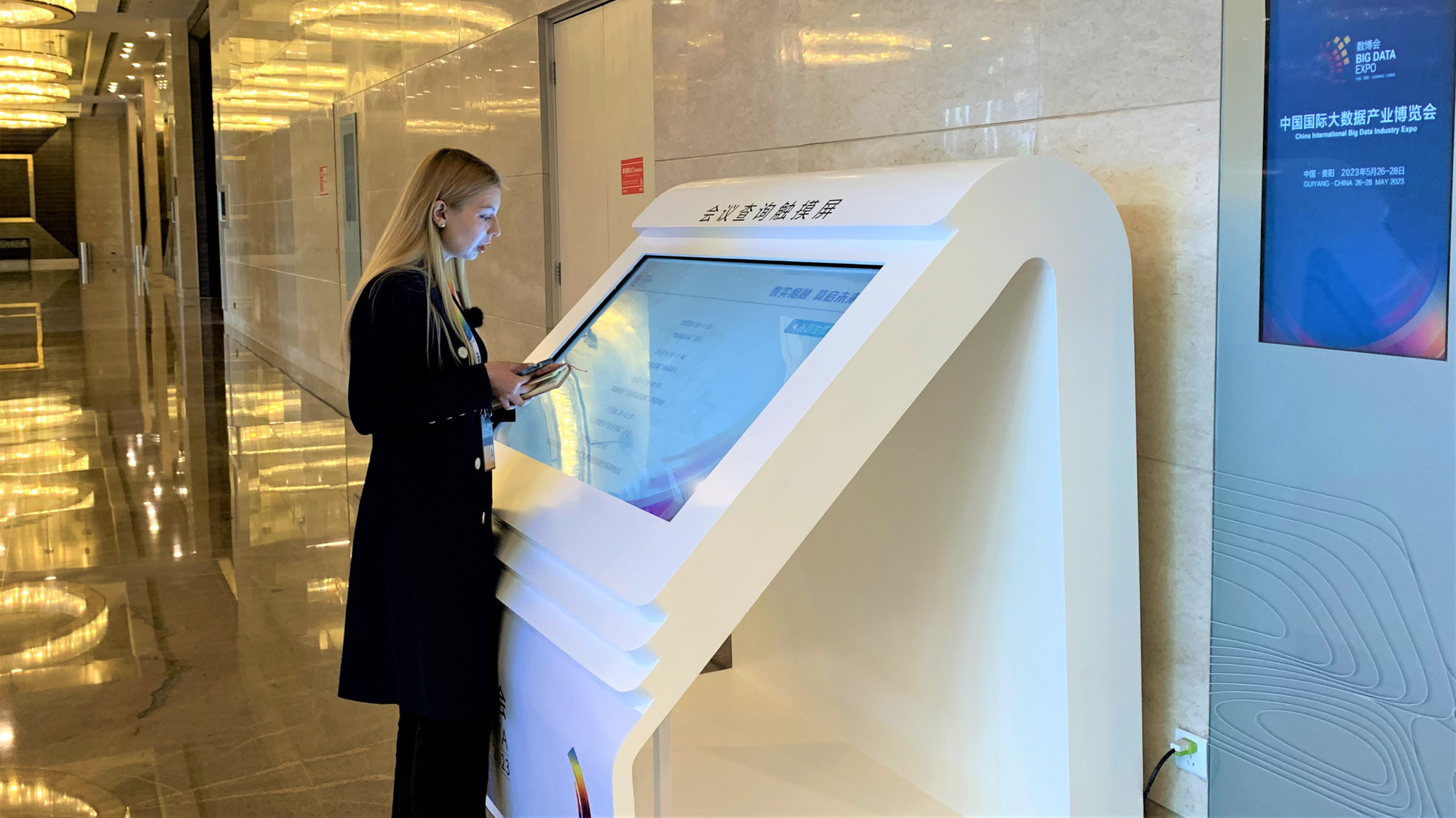 Trải nghiệm những tiện ích của công nghệ số. (Ảnh: HỮU HƯNG)