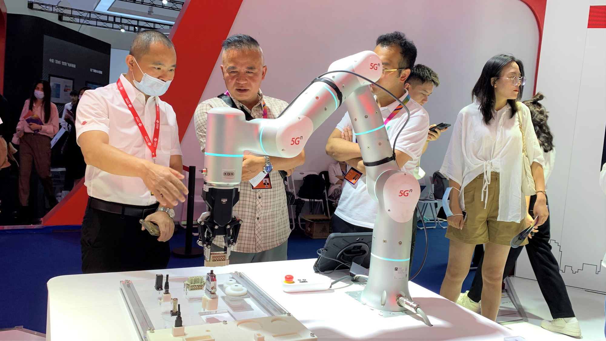 Ứng dụng 5G trong ngành chế tạo. (Ảnh: HỮU HƯNG)