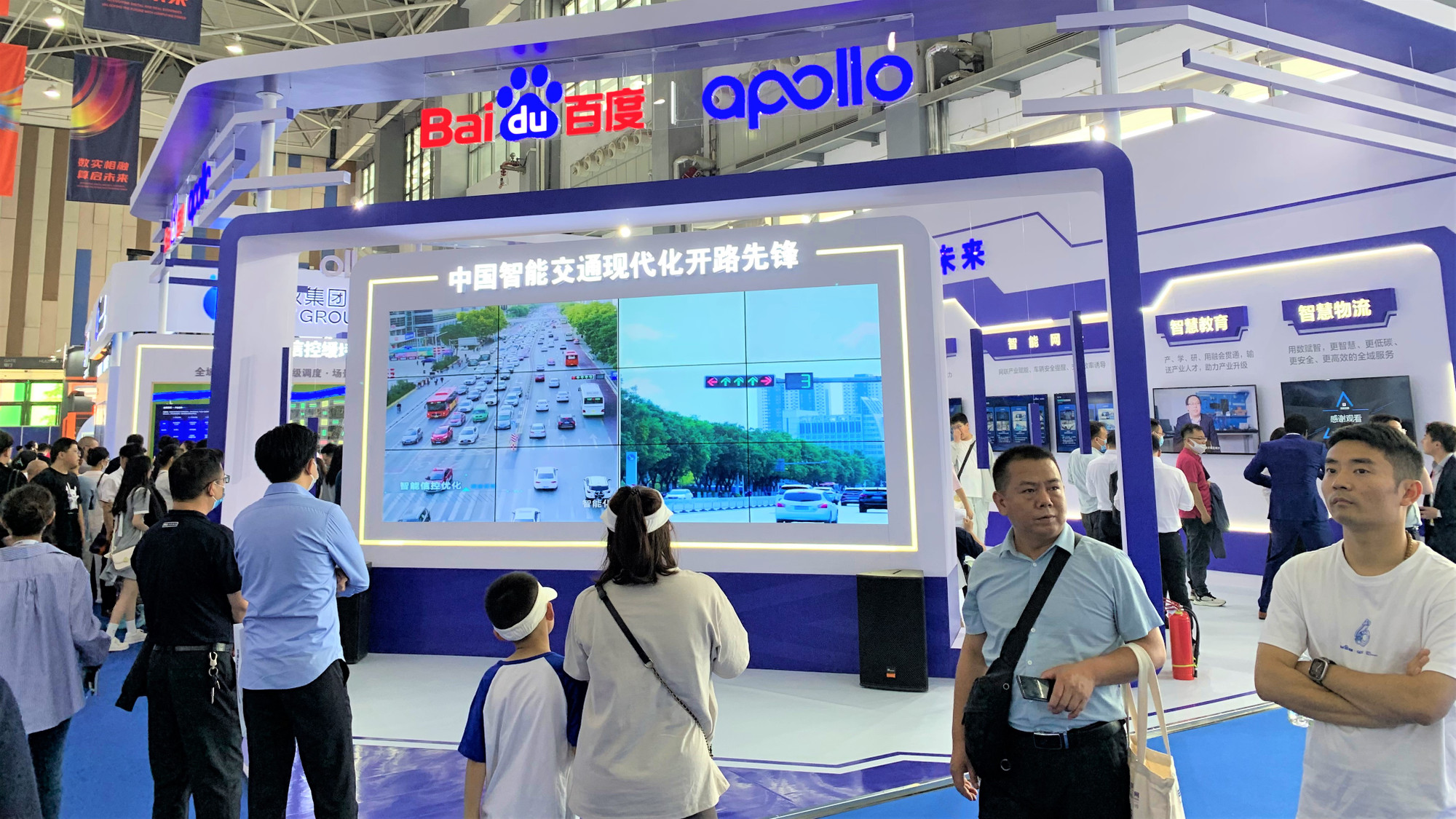 Công chúng tìm hiểu về ứng dụng Big Data trong giải pháp giao thông thông minh. (Ảnh: HỮU HƯNG)