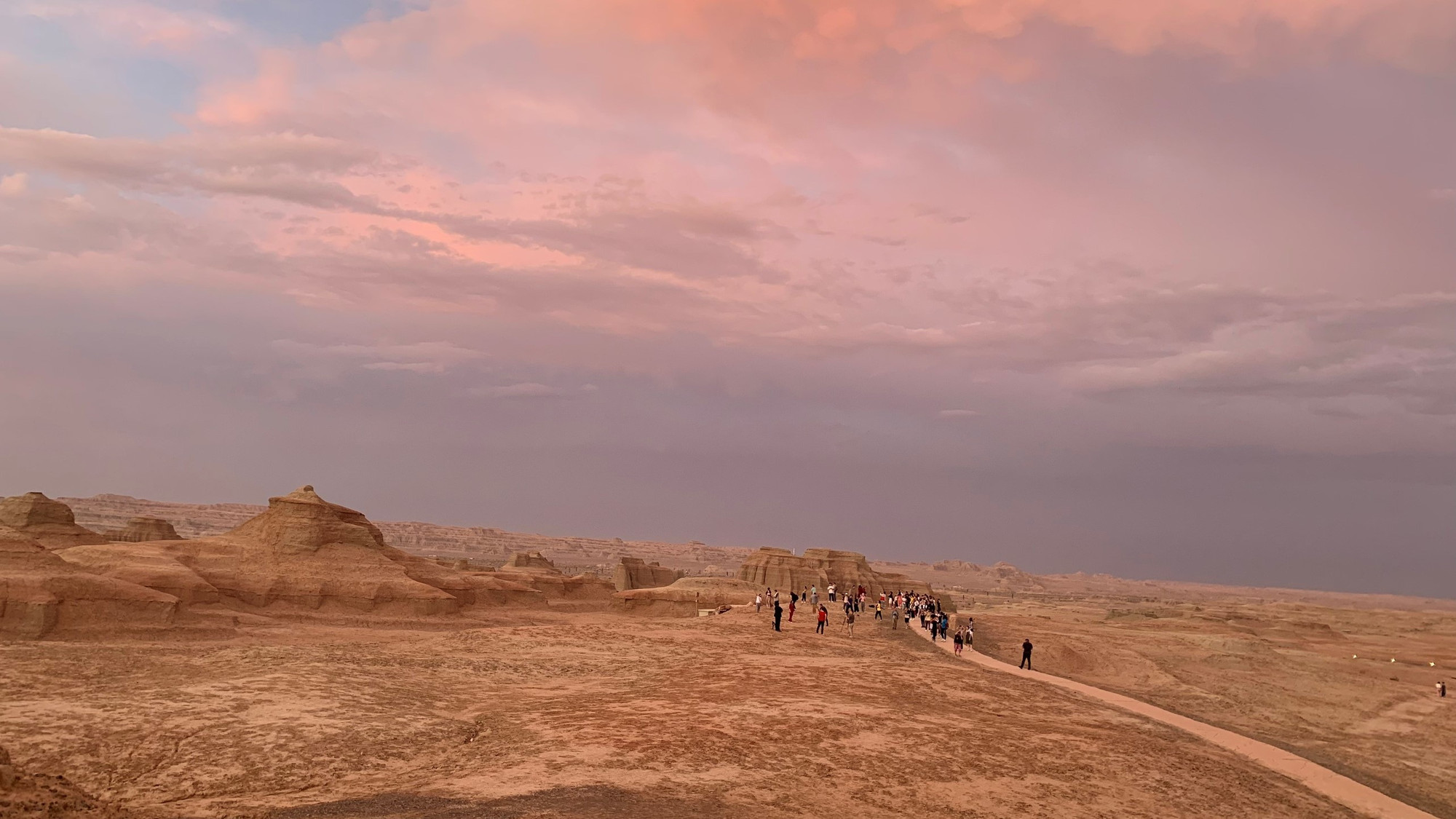 Nơi đây giống như một "địa điểm khảo cổ" khổng lồ. (Ảnh: HỮU HƯNG)