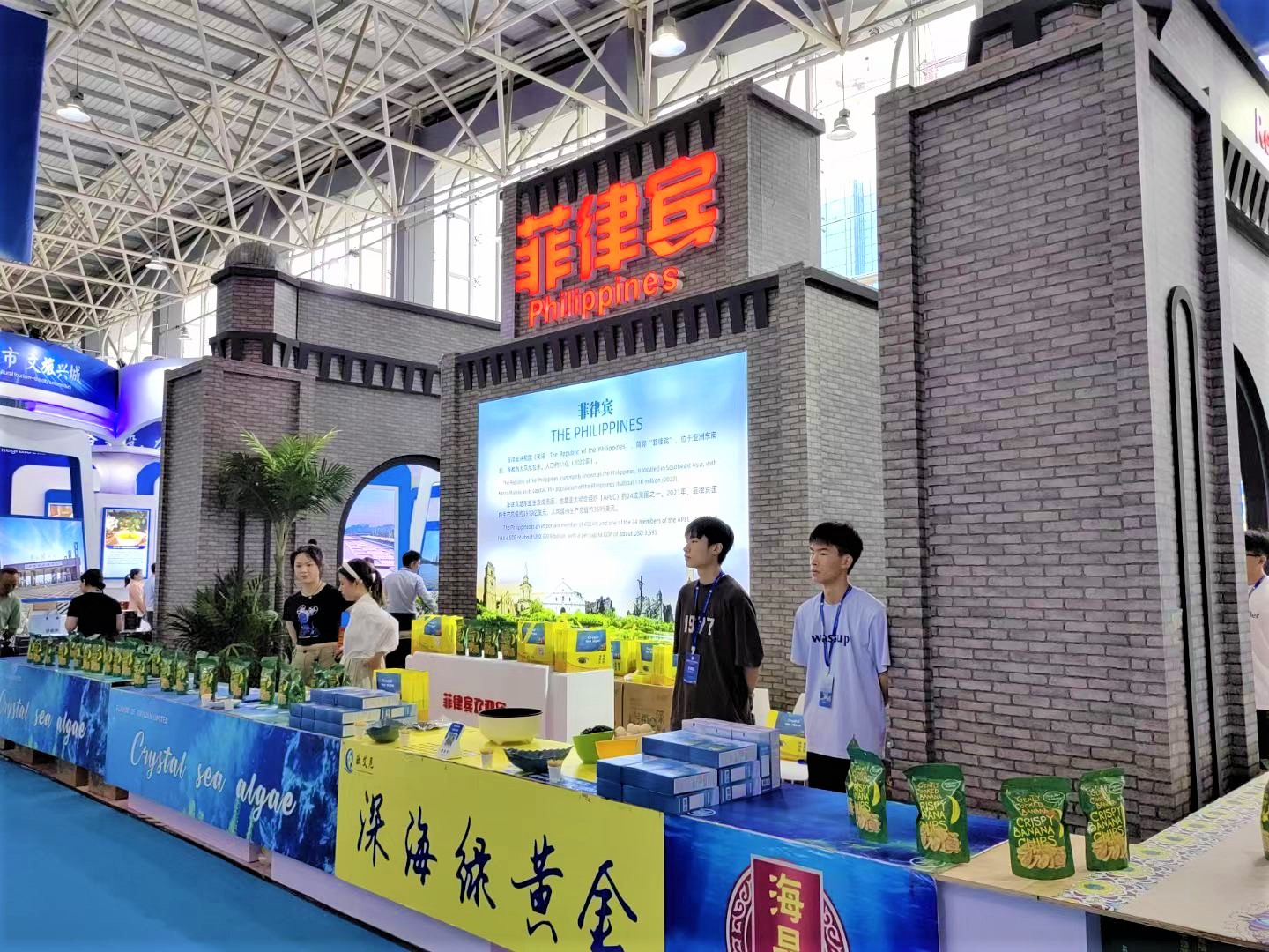 Gian hàng của các nước tại Hội chợ. (Ảnh: HỮU HƯNG)