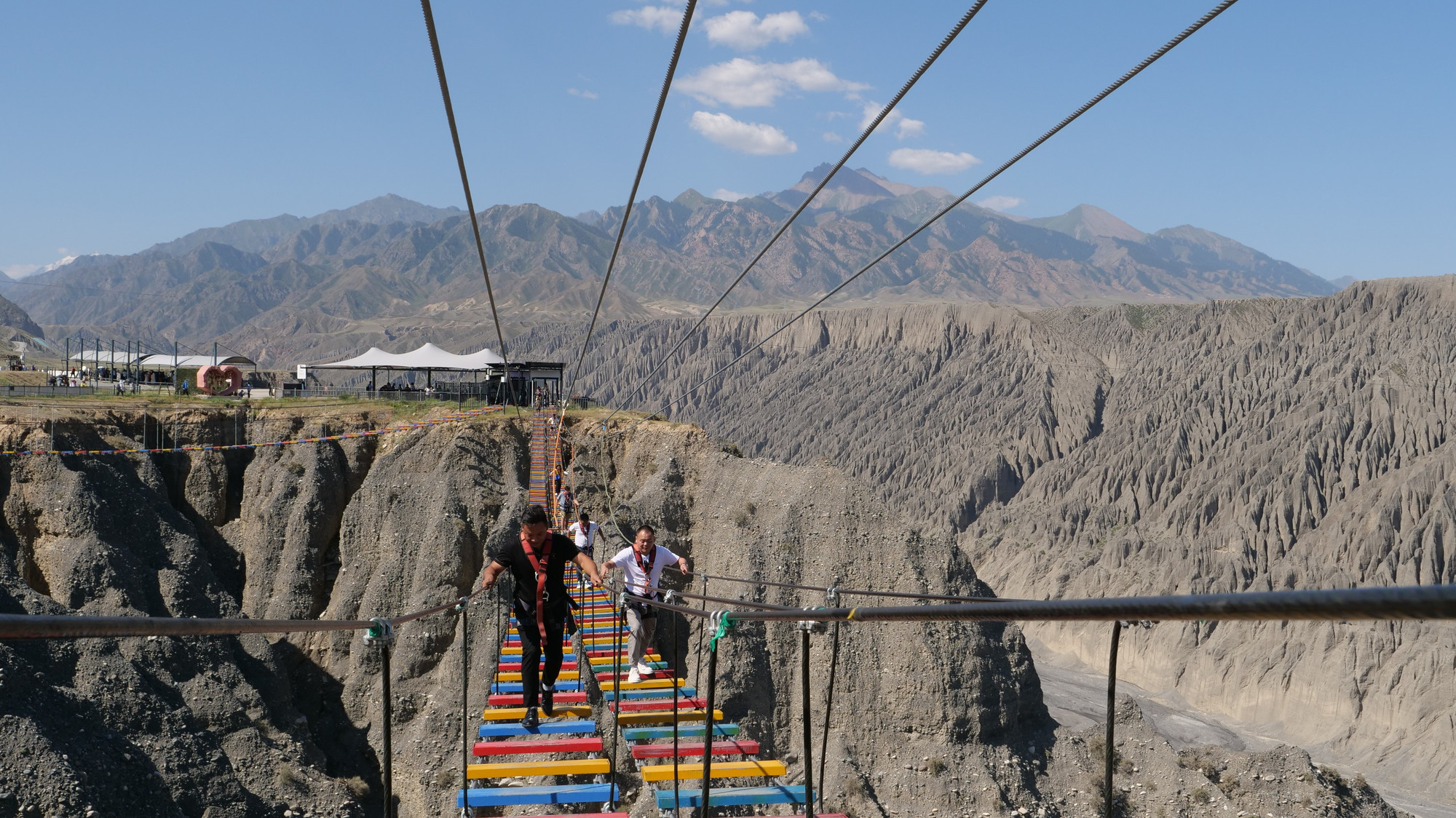 Trải nghiệm đi bộ qua cầu giữa hẻm núi. (Ảnh: HỮU HƯNG) Trải nghiệm đi bộ qua cầu giữa hẻm núi. (Ảnh: HỮU HƯNG)