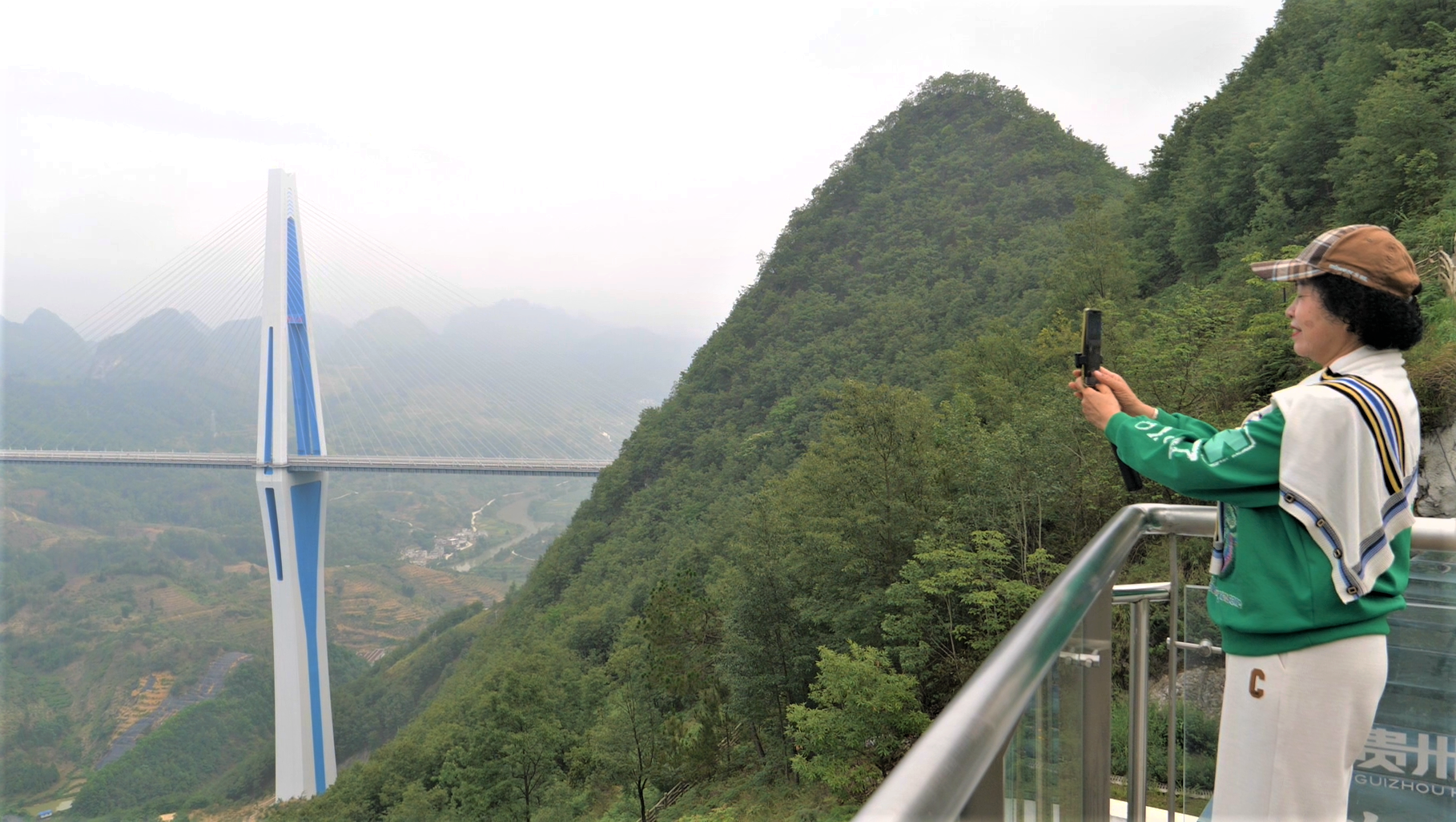 Du khách chụp ảnh bên "cây cầu giữa không trung".