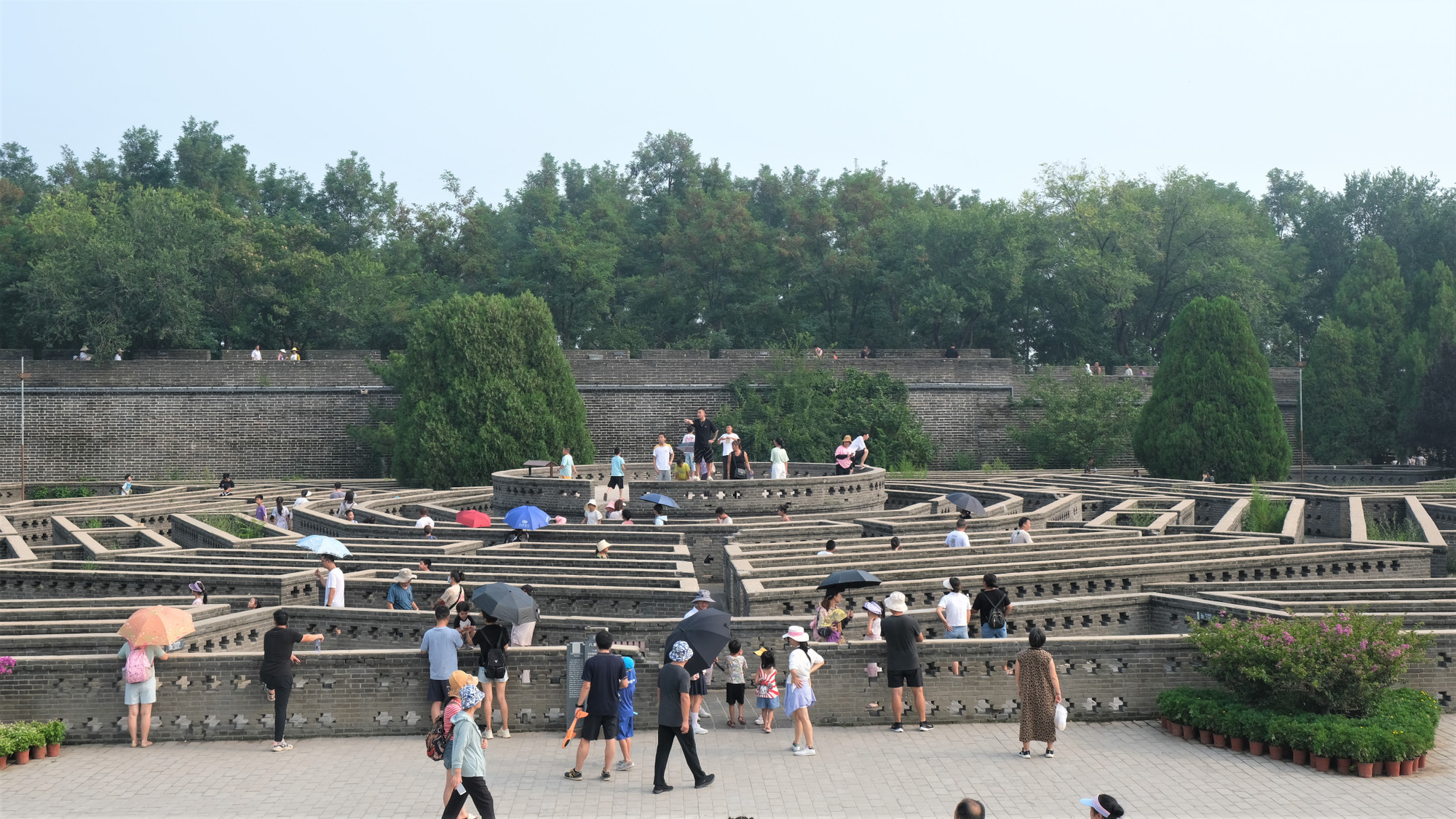 Nhiều du khách "thử sức" với trận Bát Quái ở Sơn Hải Quan. (Ảnh: PHƯƠNG THẢO)