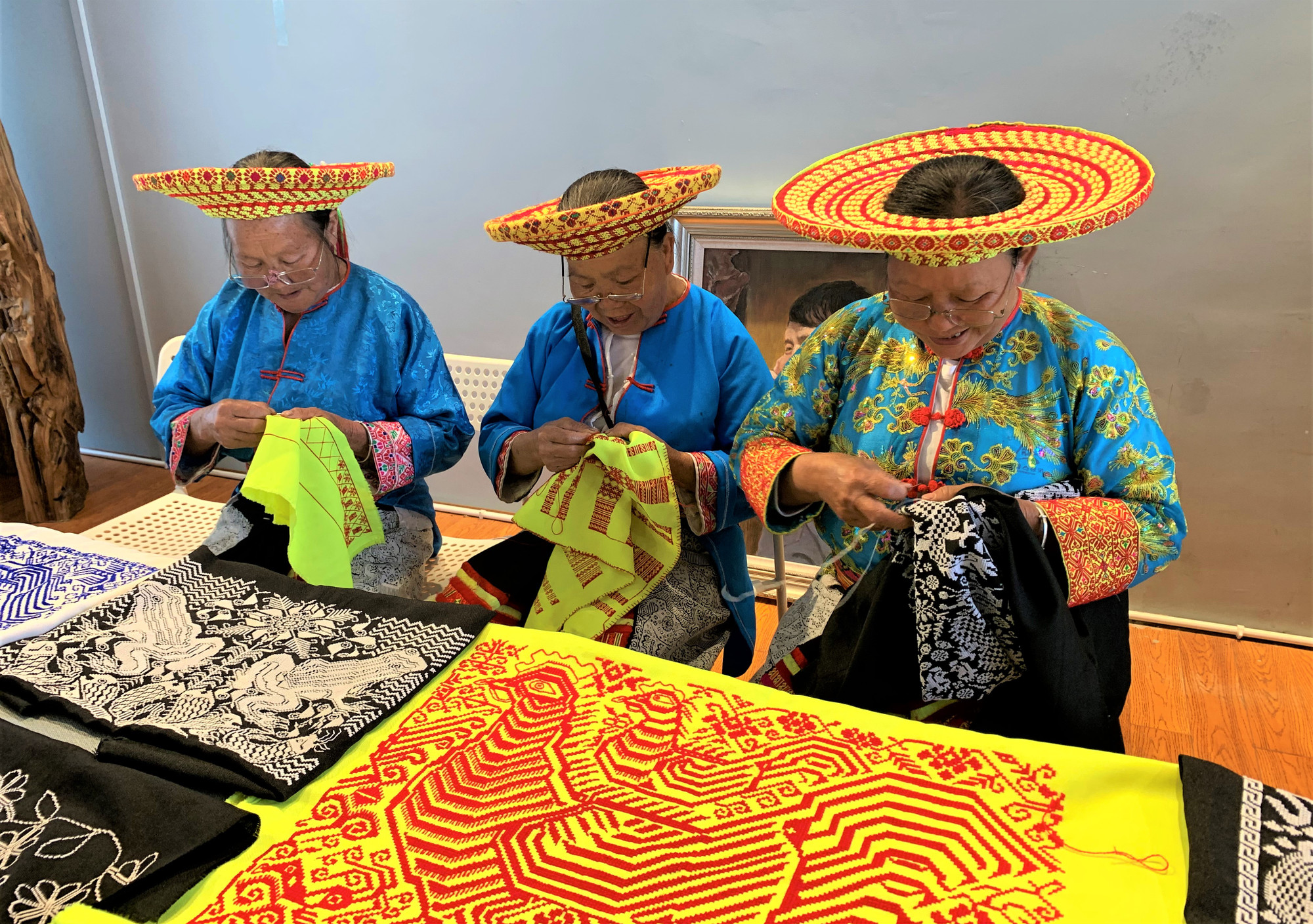 Nghề thêu truyền thống còn được lưu giữ. (Ảnh: HỮU HƯNG)