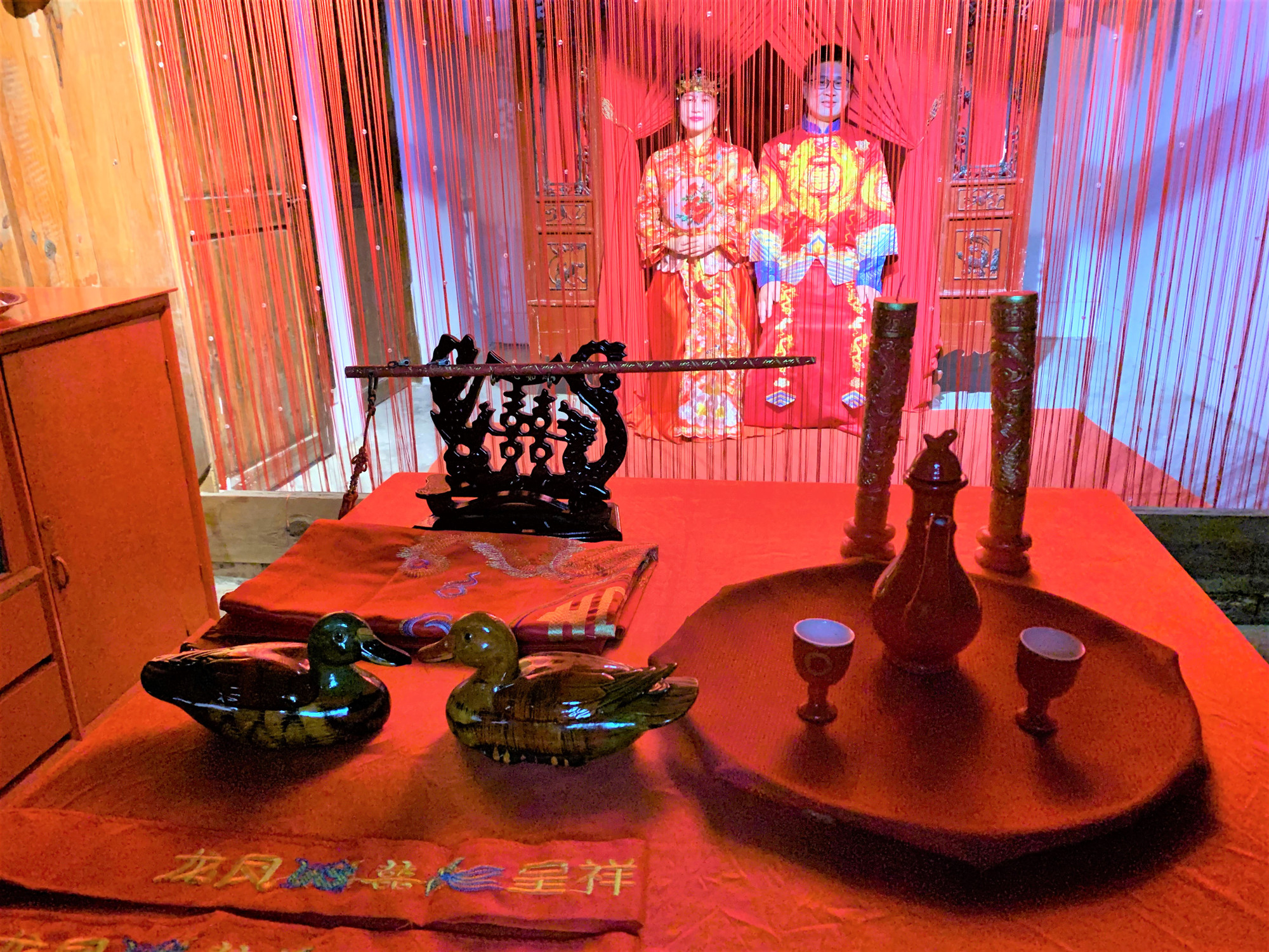 Tái hiện hôn lễ thời xưa của người dân làng cổ Kinh Bình. (Ảnh: HỮU HƯNG)