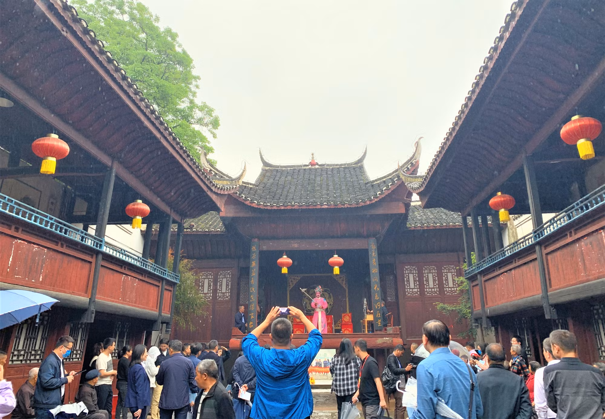 Nhiều du khách xem kịch truyền thống tại làng cổ Kinh Bình. (Ảnh: HỮU HƯNG) Nhiều du khách xem kịch truyền thống tại làng cổ Kinh Bình. (Ảnh: HỮU HƯNG)