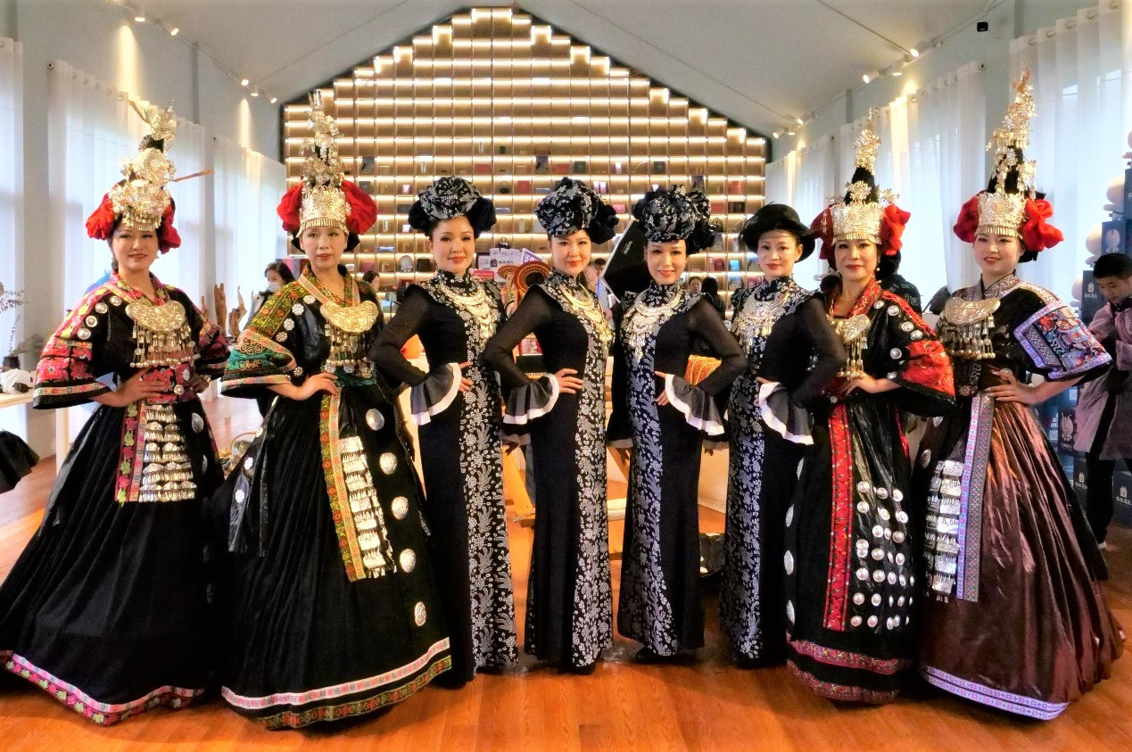 Trình diễn trang phục truyền thống. (Ảnh: HỒ QUÂN)