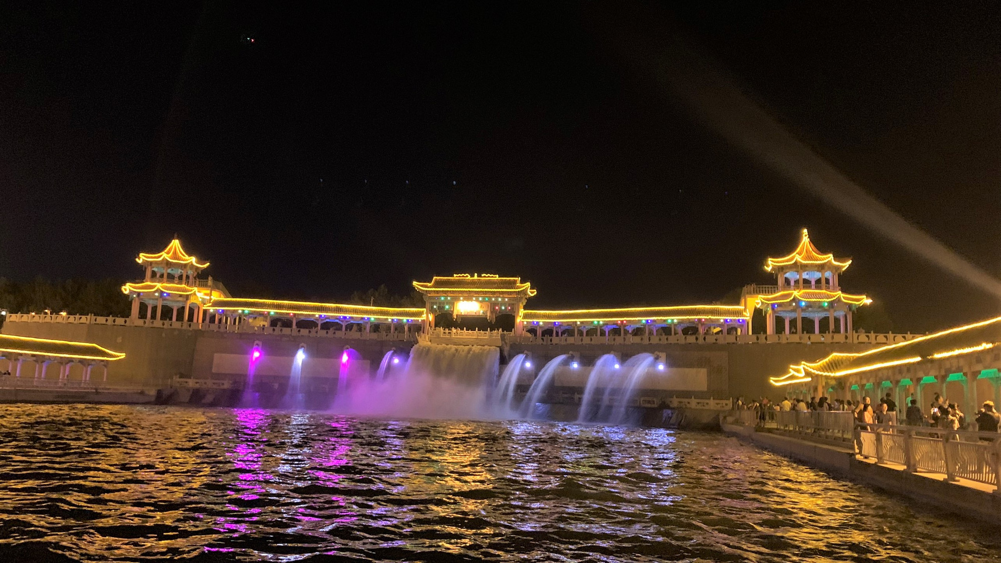 Công trình dẫn nước-sông nhân tạo cung cấp nước cho cả thành phố vốn được xây dựng trên hoang mạc. (Ảnh: HỮU HƯNG) Công trình dẫn nước-sông nhân tạo cung cấp nước cho cả thành phố vốn được xây dựng trên hoang mạc. (Ảnh: HỮU HƯNG)