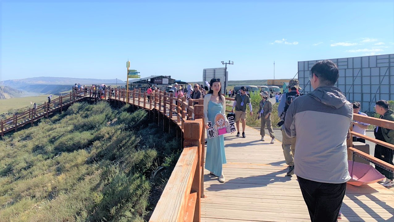 Các bạn trẻ check-in tại hẻm núi Độc Sơn Tử. (Ảnh: HỮU HƯNG) Các bạn trẻ check-in tại hẻm núi Độc Sơn Tử. (Ảnh: HỮU HƯNG)