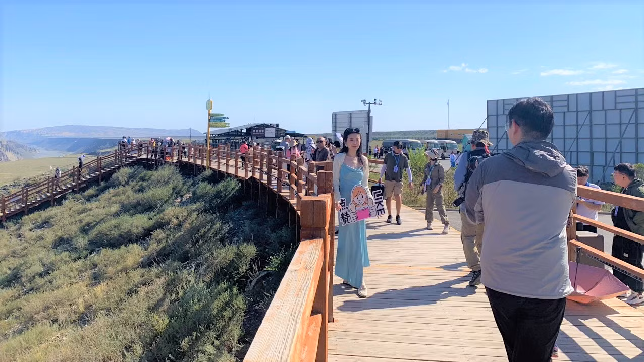 Các bạn trẻ check-in tại hẻm núi Độc Sơn Tử. (Ảnh: HỮU HƯNG)