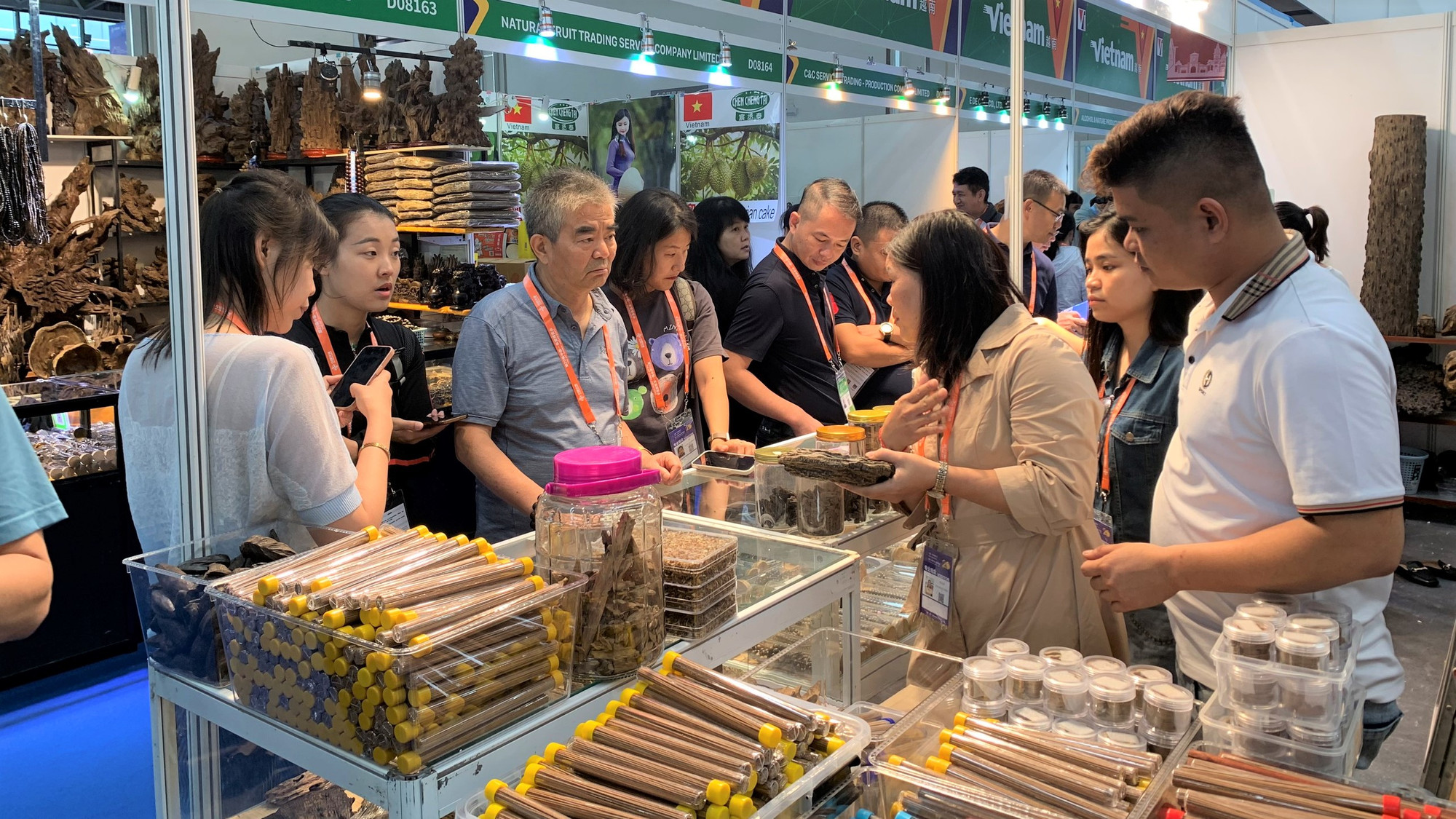 Nhà nhập khẩu và người tiêu dùng Trung Quốc tìm hiểu các sản phẩm của Việt Nam.