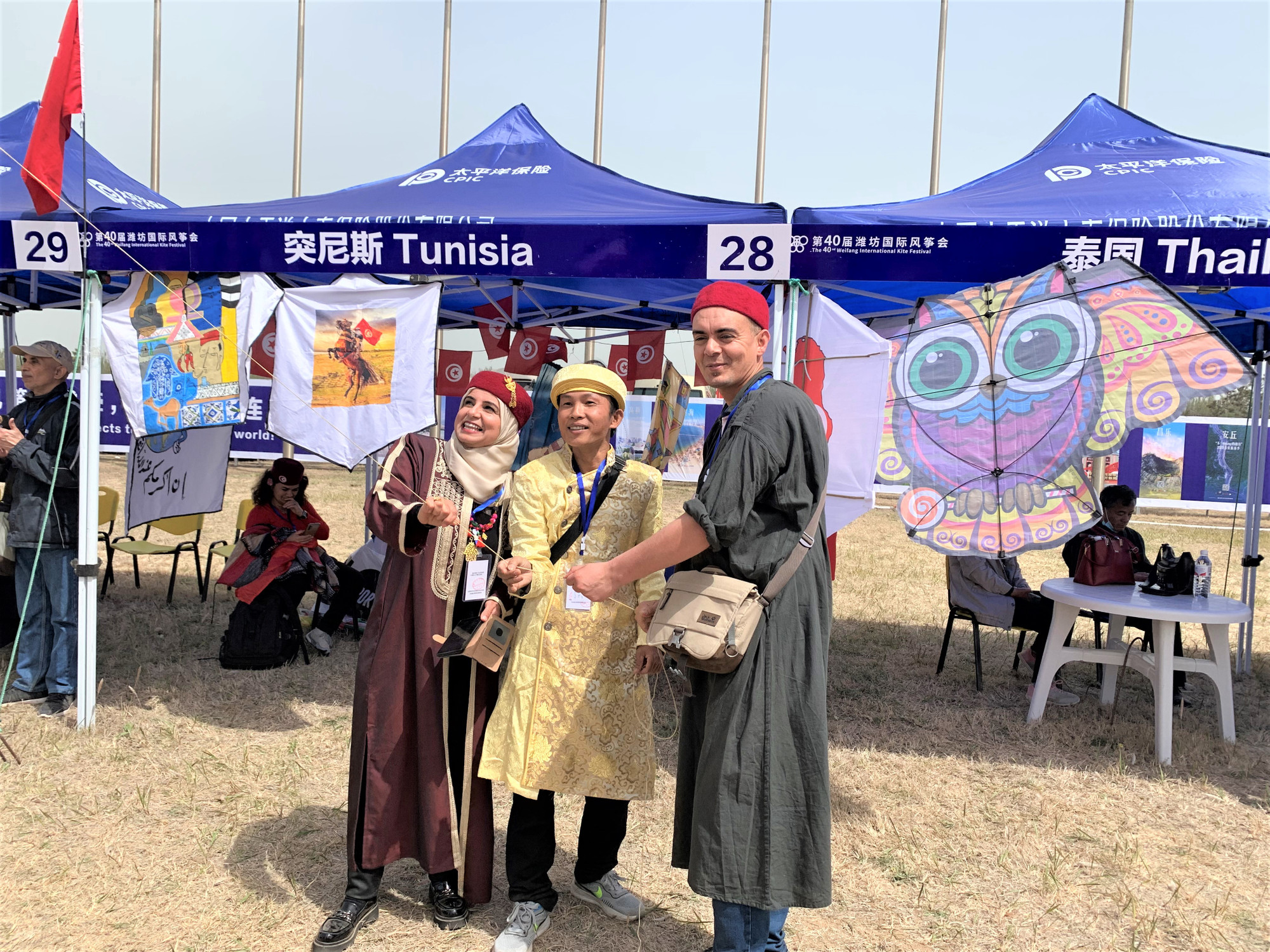 Đại diện Việt Nam cùng thả diều với bạn bè quốc tế. (Ảnh: HỮU HƯNG)