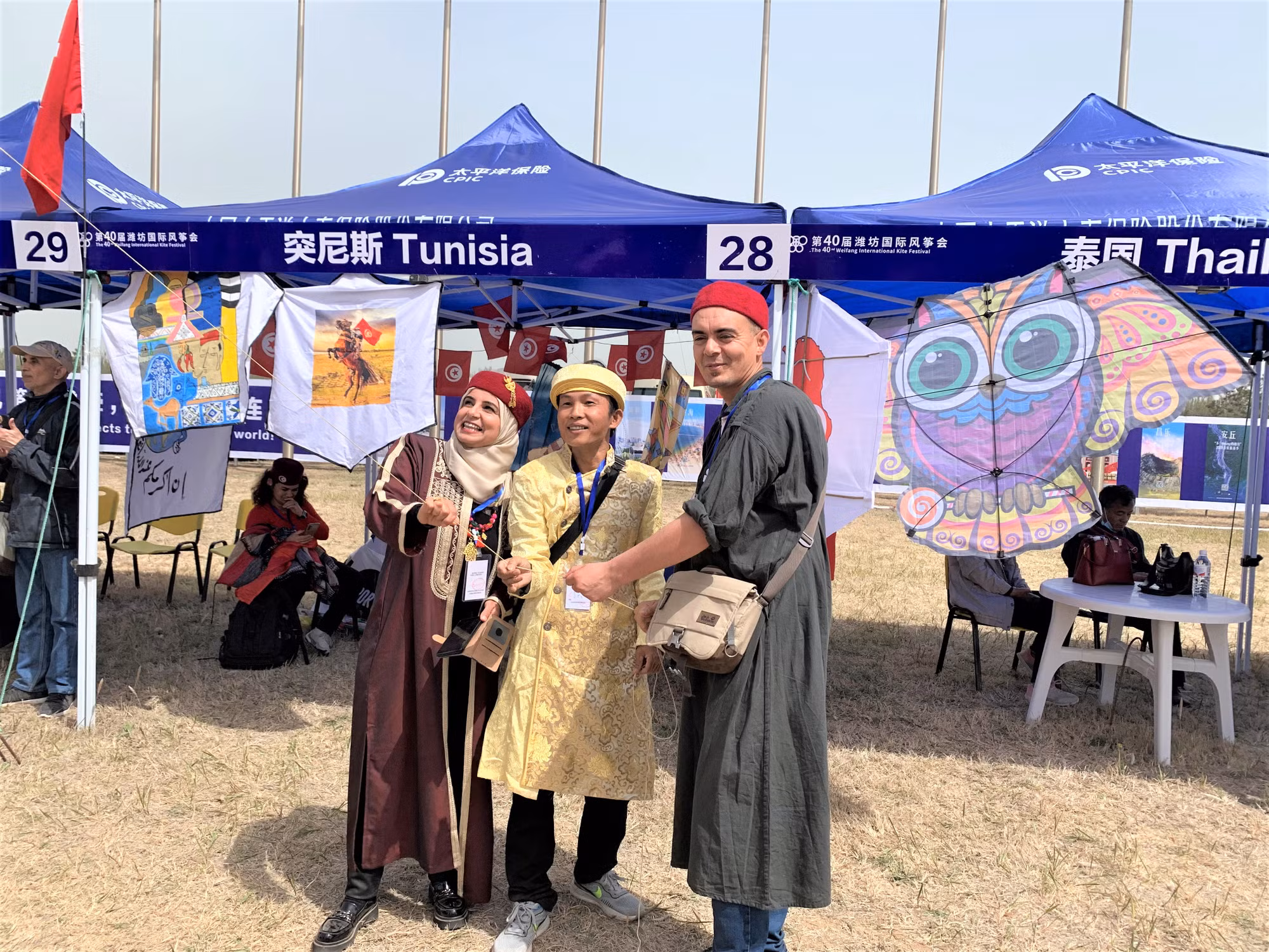 Đại diện Việt Nam cùng thả diều với bạn bè quốc tế. (Ảnh: HỮU HƯNG) Đại diện Việt Nam cùng thả diều với bạn bè quốc tế. (Ảnh: HỮU HƯNG)