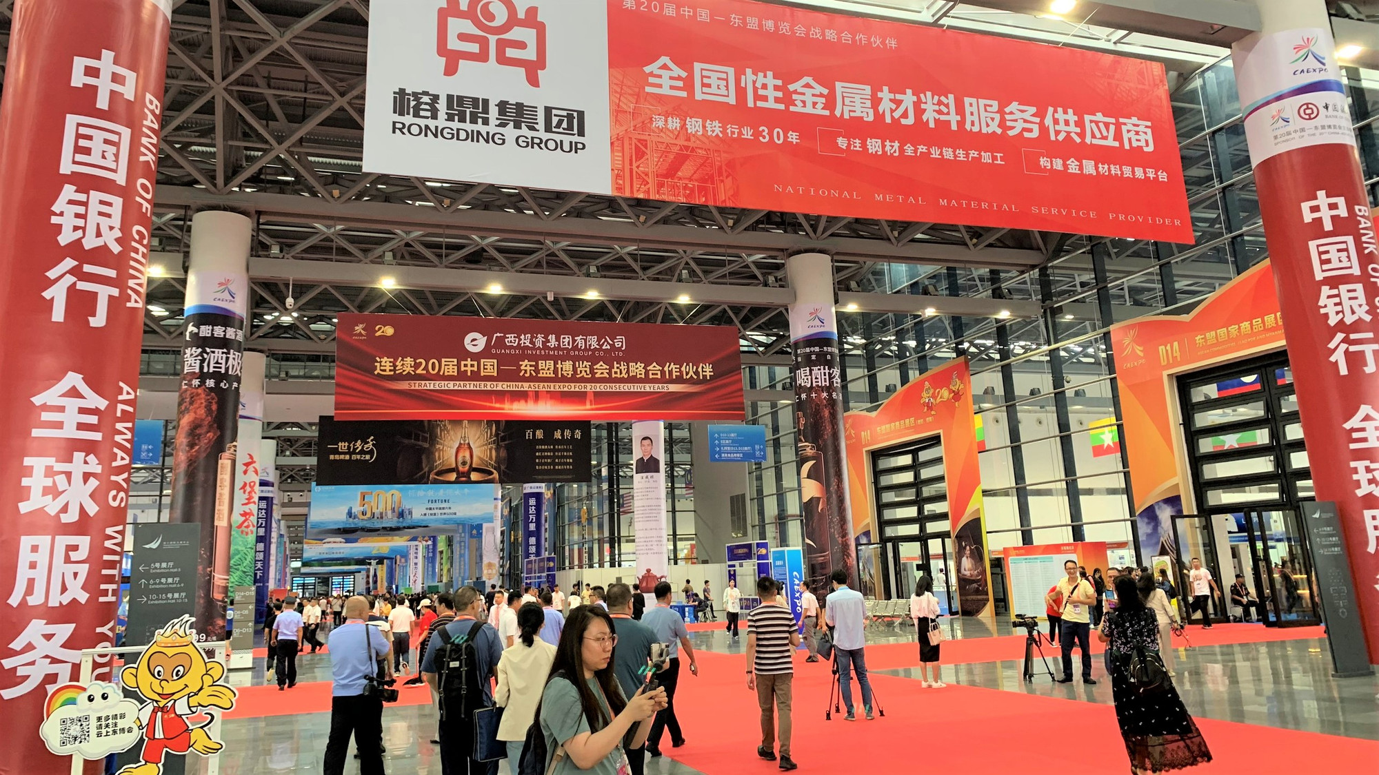 Hội chợ thu hút rất đông khách tham quan.