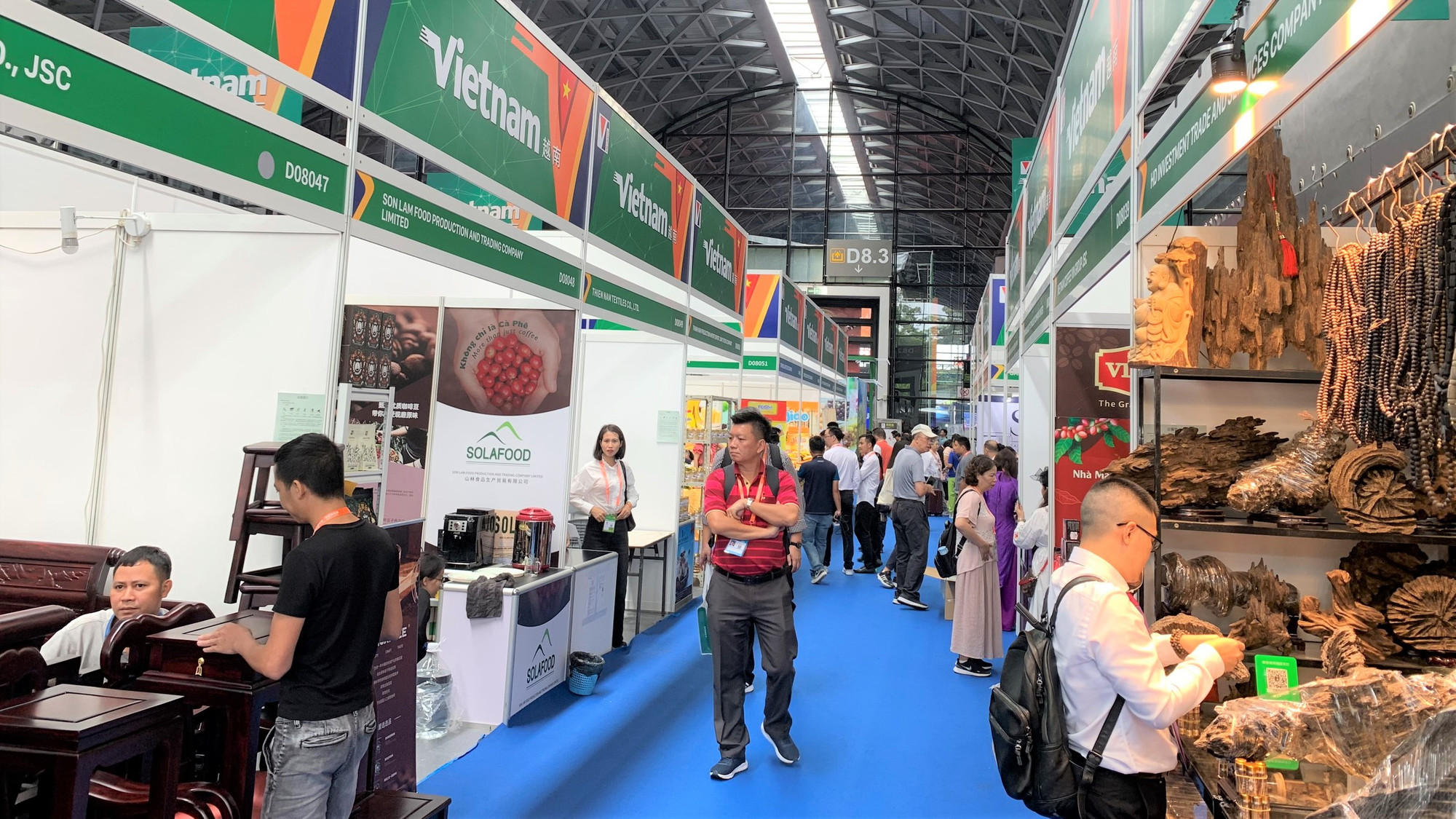 Trưng bày nhiều mặt hàng thủ công mỹ nghệ truyền thống.