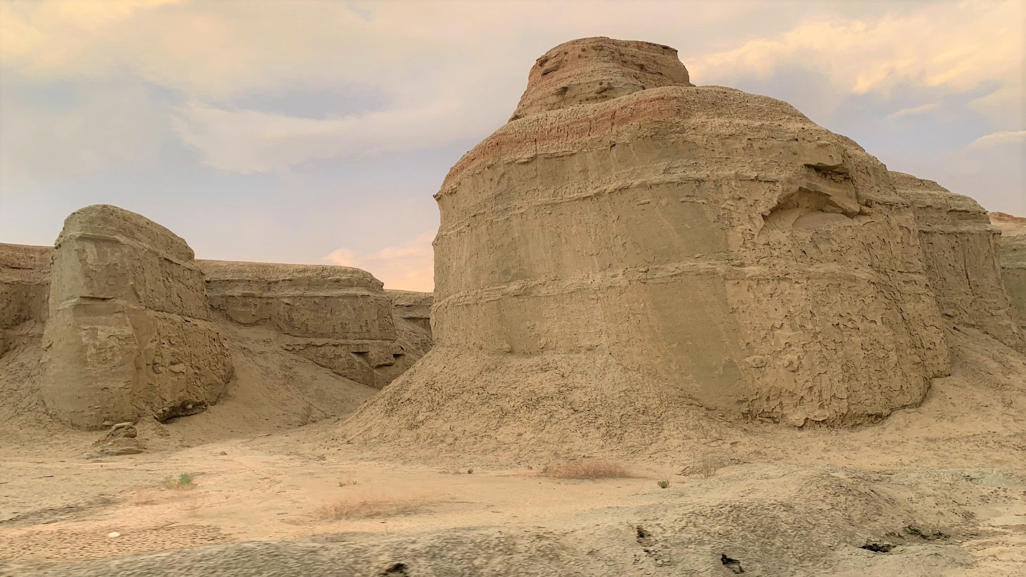 Địa hình Yardang độc đáo trên sa mạc Gobi. (Ảnh: HỮU HƯNG)