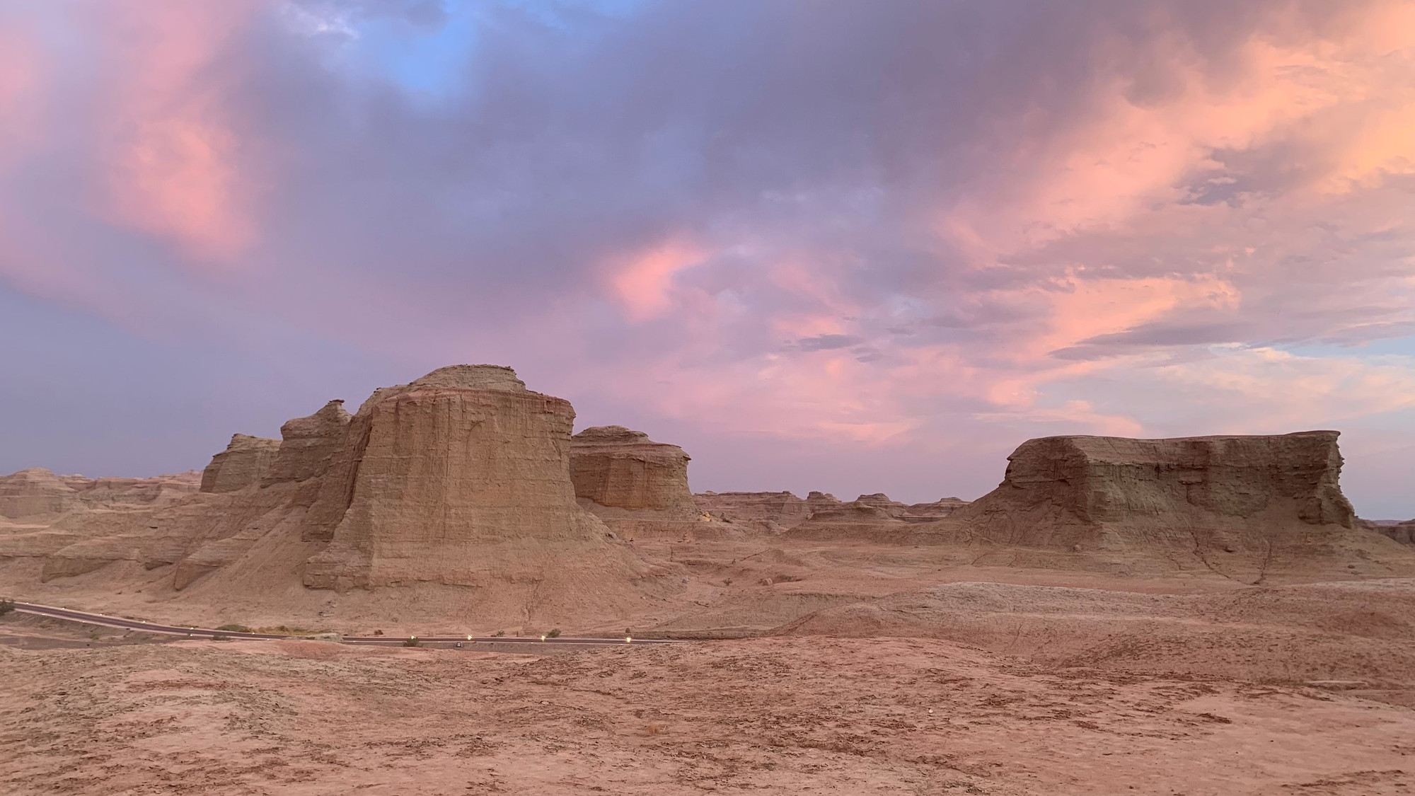 Những hình thù kỳ quái trên sa mạc. (Ảnh: HỮU HƯNG)