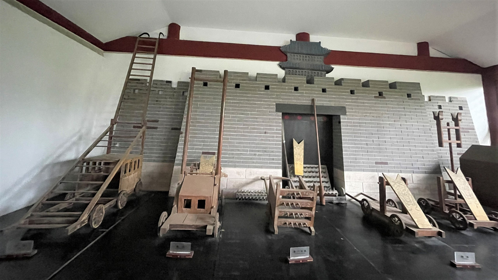 Tái hiện những binh khí được dùng để phòng ngự trên Trường Thành. (Ảnh: PHƯƠNG THẢO)