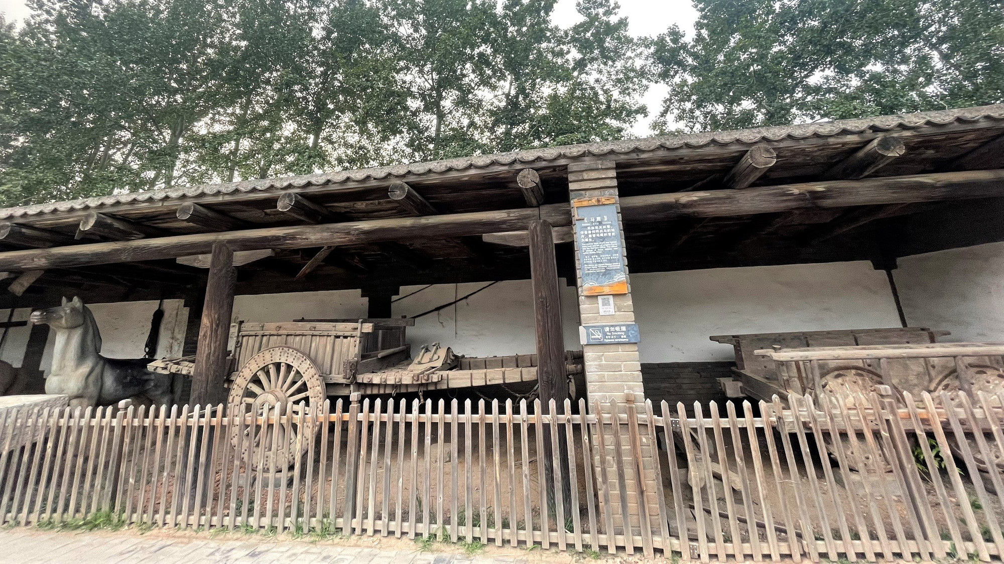 Những cỗ xe ngựa thời xưa. (Ảnh: PHƯƠNG THẢO)