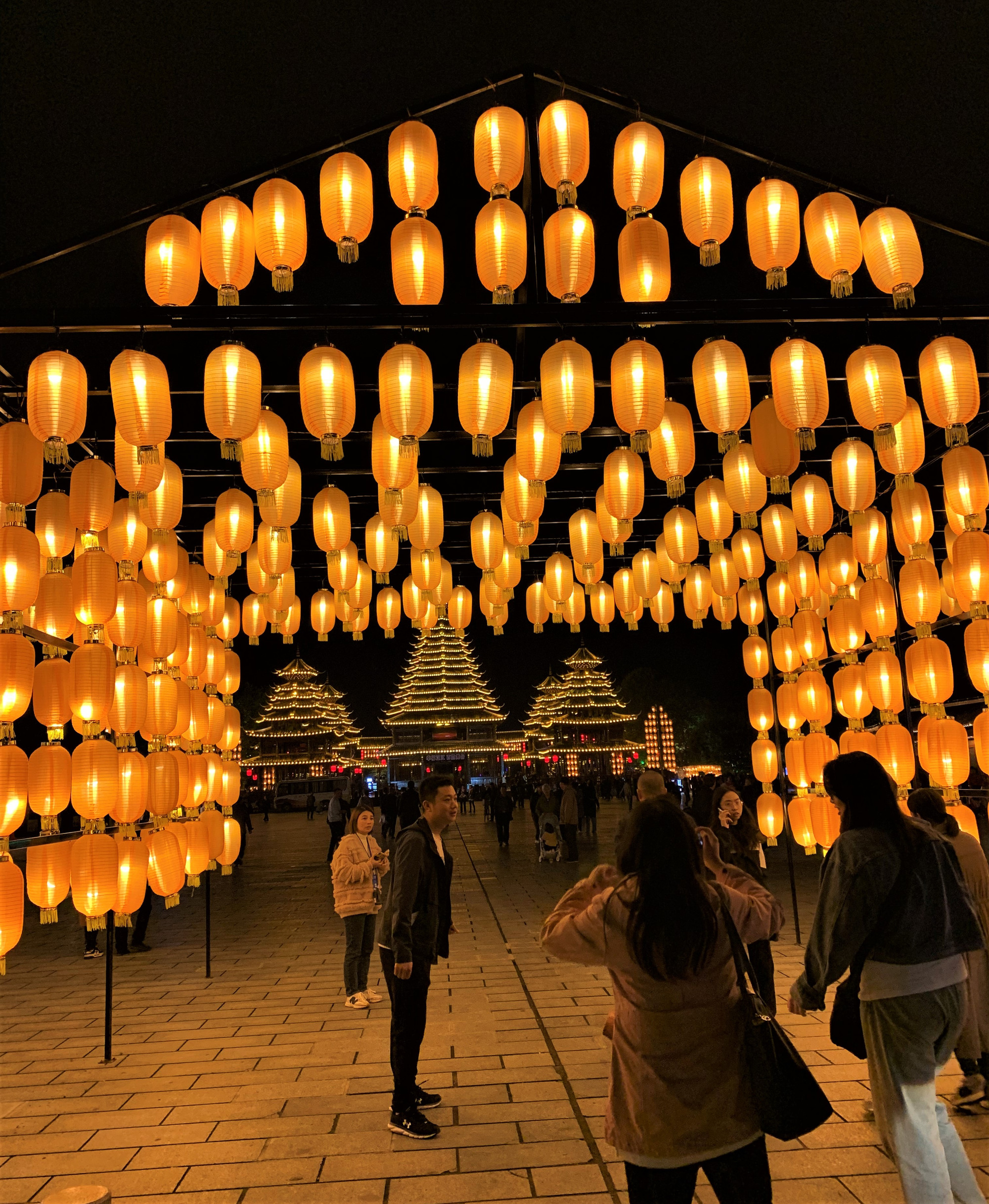 Hiệu ứng âm thanh, ánh sáng cũng như trang trí đèn lồng truyền thống, giúp diện mạo các điểm đến trở nên lung linh, huyền ảo.