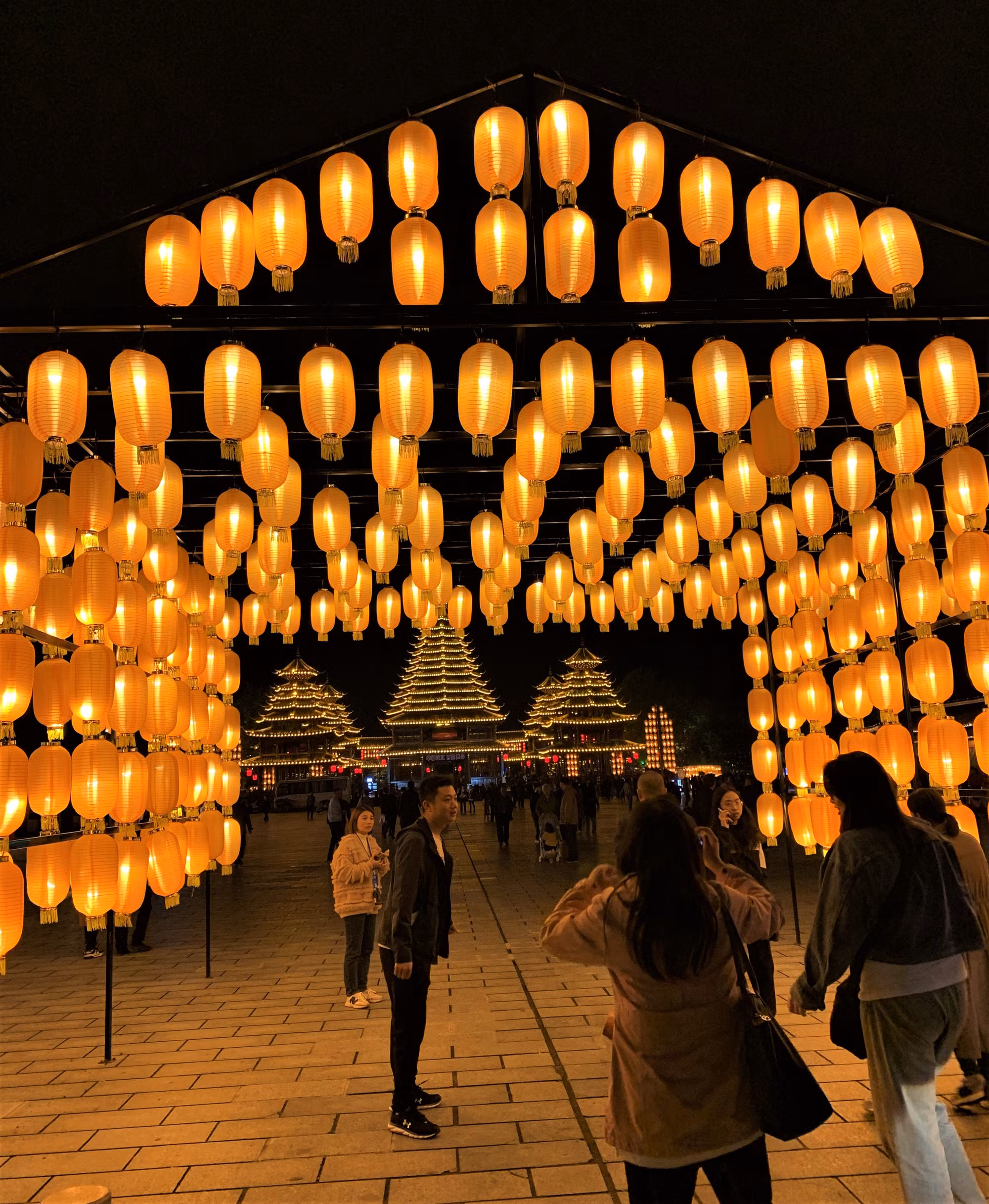 Hiệu ứng âm thanh, ánh sáng cũng như trang trí đèn lồng truyền thống, giúp diện mạo các điểm đến trở nên lung linh, huyền ảo.