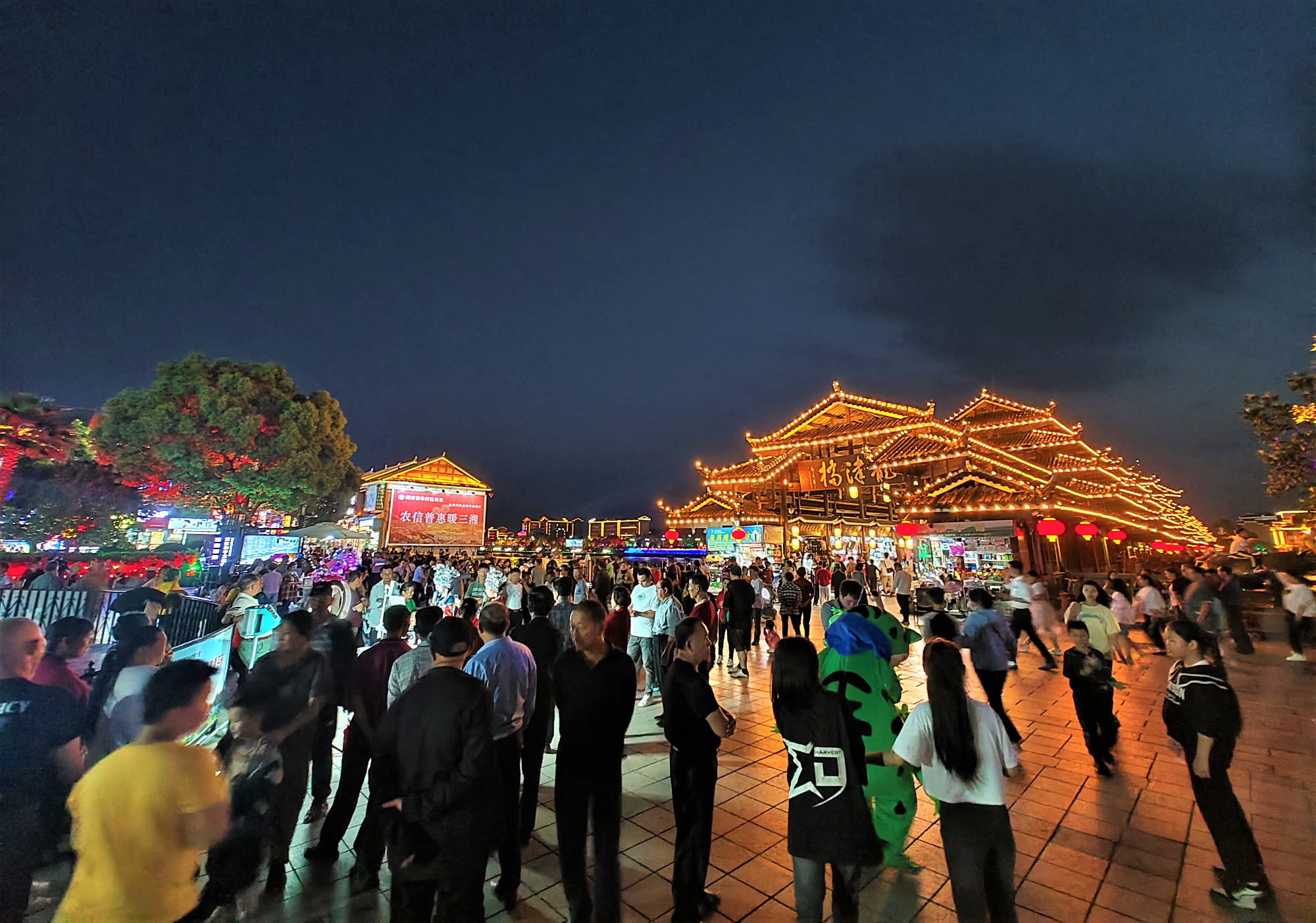 Cảnh tượng đông đúc tại các điểm du lịch ở Chỉ Giang.