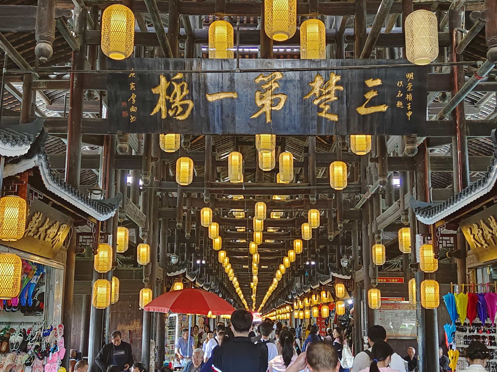 Các điểm di tích lịch sử ở Chỉ Giang thu hút rất đông khách tham quan.