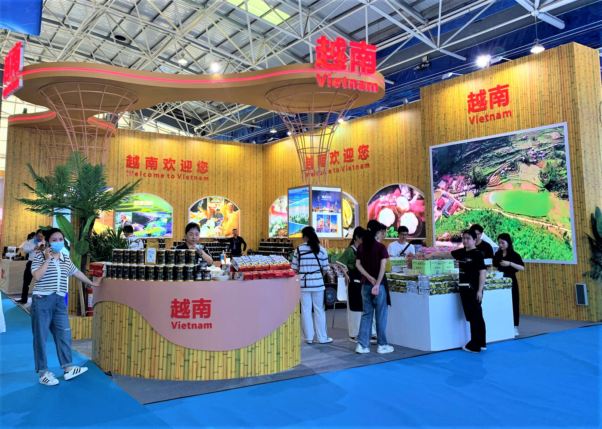 Gian hàng Việt Nam tại Hội chợ. (Ảnh: HỮU HƯNG)