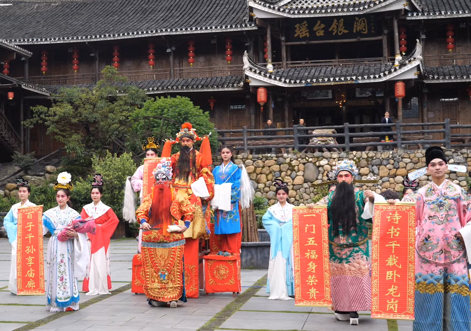 Biểu diễn kịch truyền thống. (Ảnh: HỒ QUÂN) Biểu diễn kịch truyền thống. (Ảnh: HỒ QUÂN)