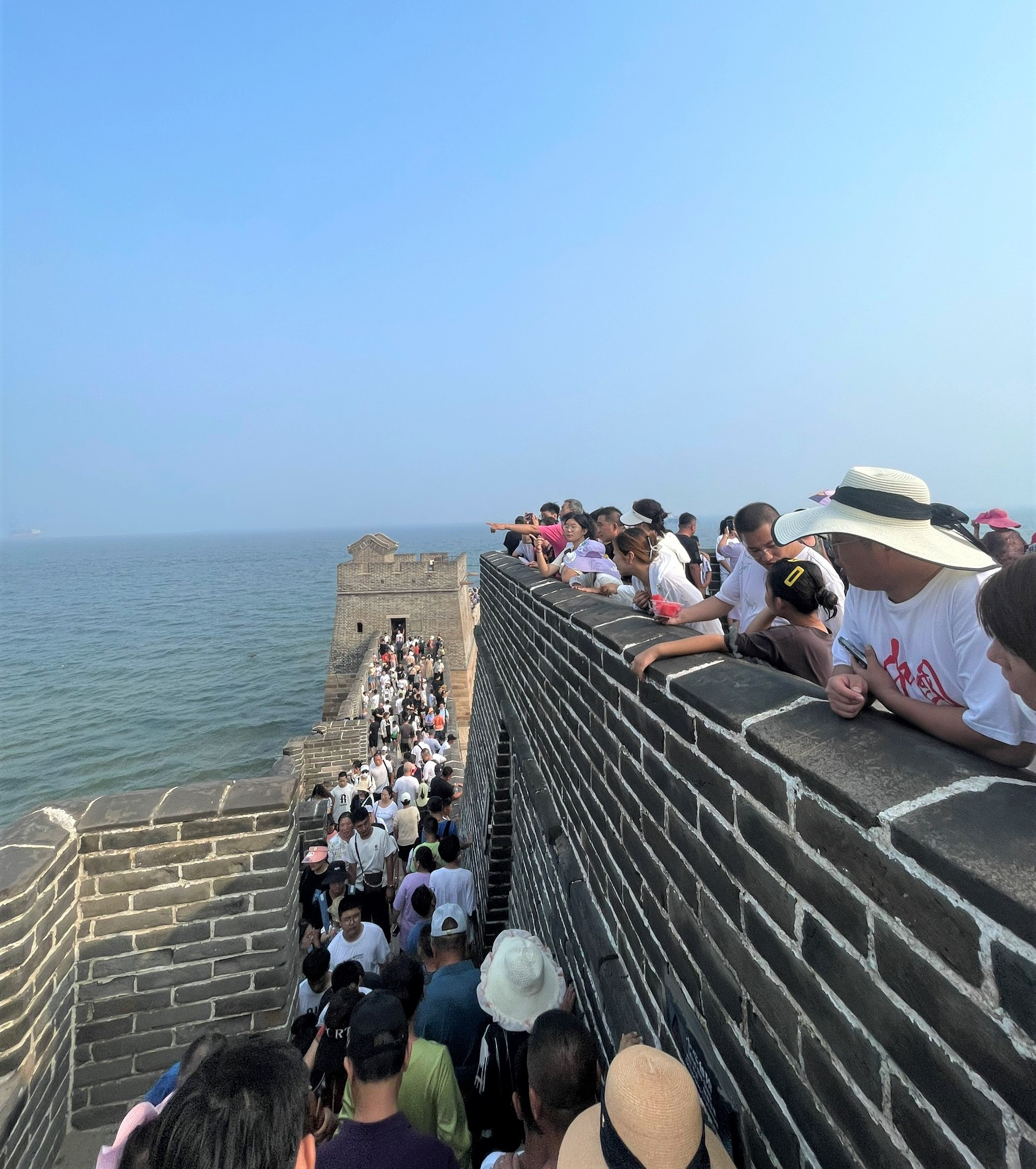 Rất đông du khách ngắm biển từ trên Trường Thành. (Ảnh: YÊN ĐỖ)