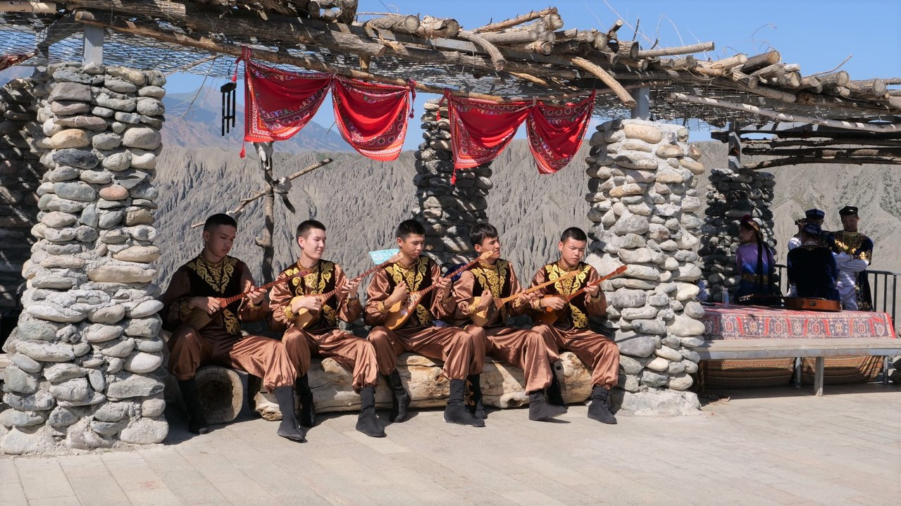 Biểu diễn nhạc cụ truyền thống tại hẻm núi Độc Sơn Tử. (Ảnh: HỮU HƯNG) Biểu diễn nhạc cụ truyền thống tại hẻm núi Độc Sơn Tử. (Ảnh: HỮU HƯNG)