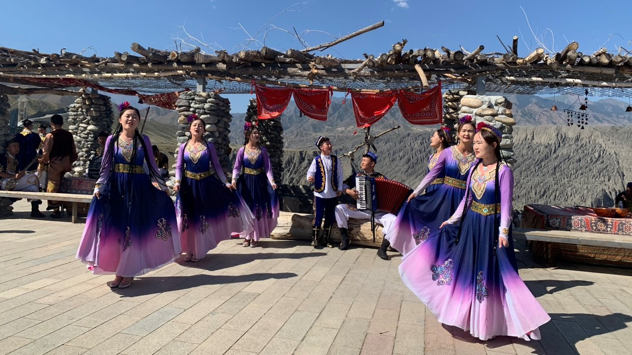 Cư dân bản địa mang đến những màn biểu diễn vũ đạo và nhạc cụ độc đáo. (Ảnh: HỮU HƯNG) Cư dân bản địa mang đến những màn biểu diễn vũ đạo và nhạc cụ độc đáo. (Ảnh: HỮU HƯNG)