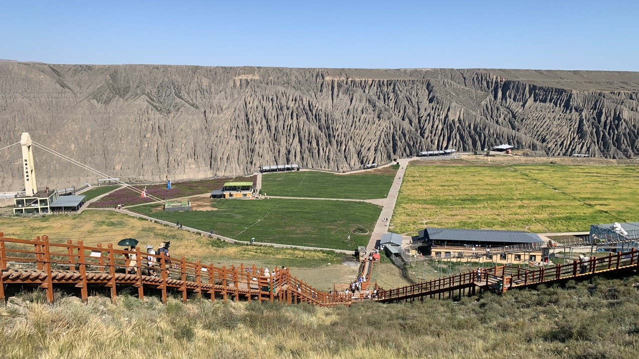 Hẻm núi Độc Sơn Tử nằm bên cạnh thảo nguyên. (Ảnh: HỮU HƯNG) Hẻm núi Độc Sơn Tử nằm bên cạnh thảo nguyên. (Ảnh: HỮU HƯNG)