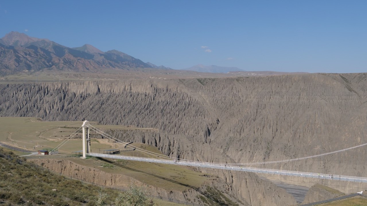 Cầu kính bắc qua hẻm núi. (Ảnh: HỮU HƯNG) Cầu kính bắc qua hẻm núi. (Ảnh: HỮU HƯNG)