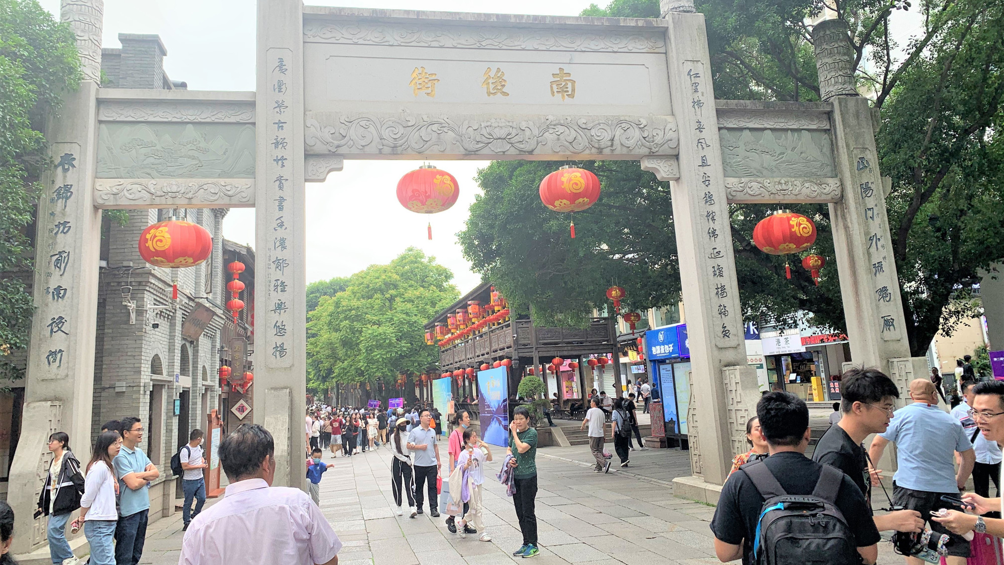 Cổng vào phố Nam Hậu-trục chính của "ba phường bảy ngõ".