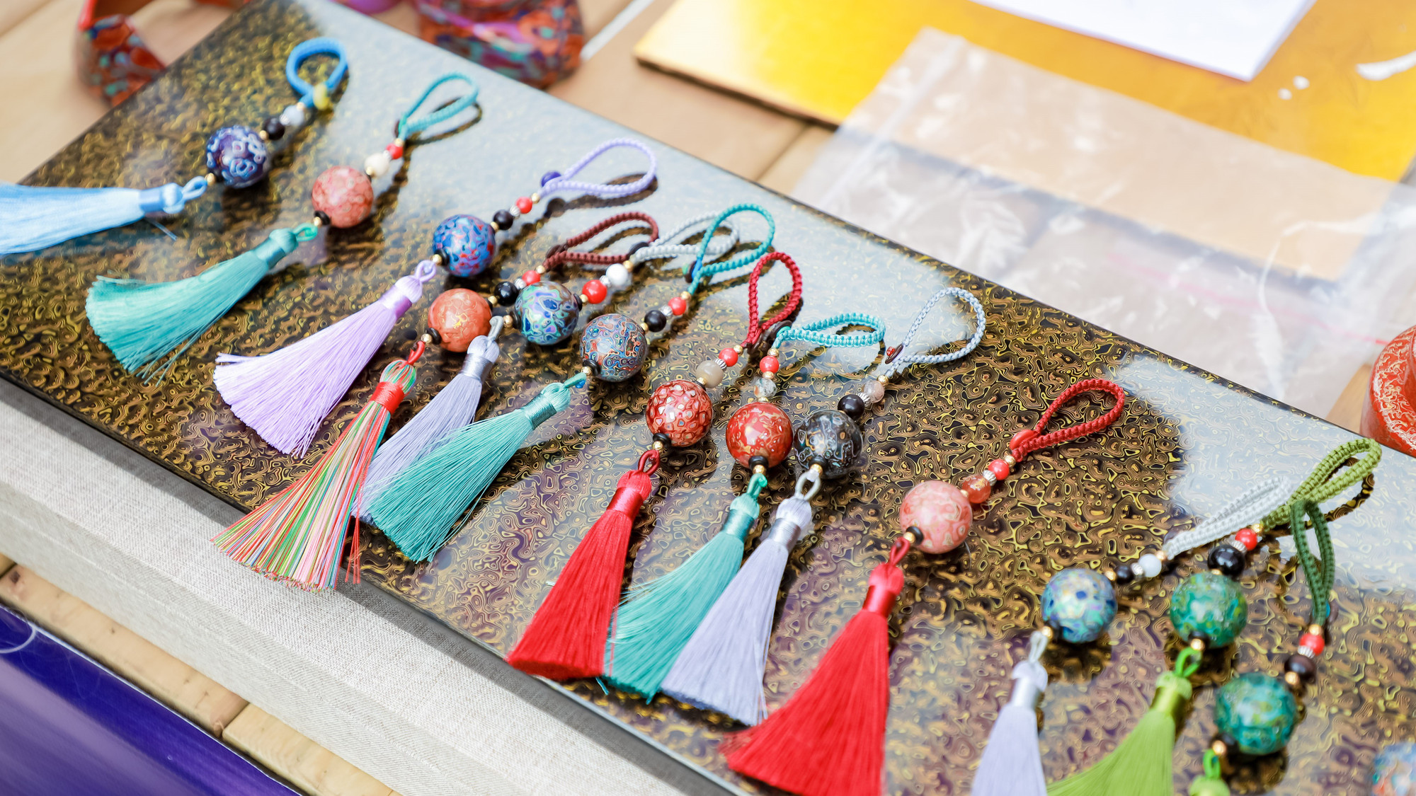 Những đồ lưu niệm nhỏ mang họa tiết truyền thống rất được ưu chuộng.