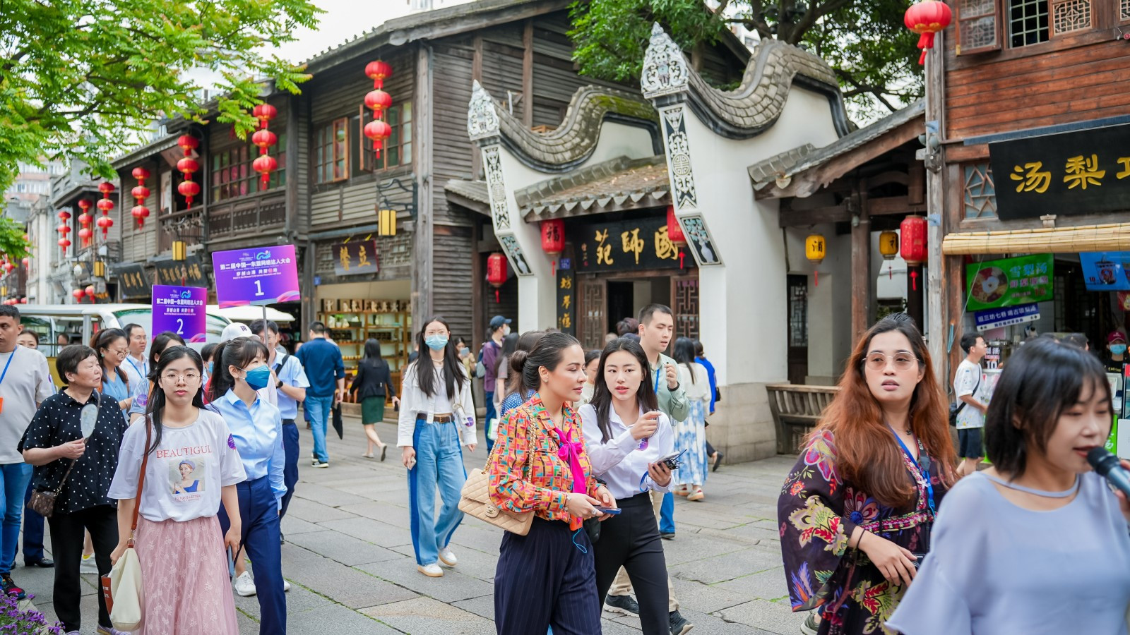 Rất đông du khách đến tham quan điểm du lịch được coi là biểu tượng của thành phố Phúc Châu.