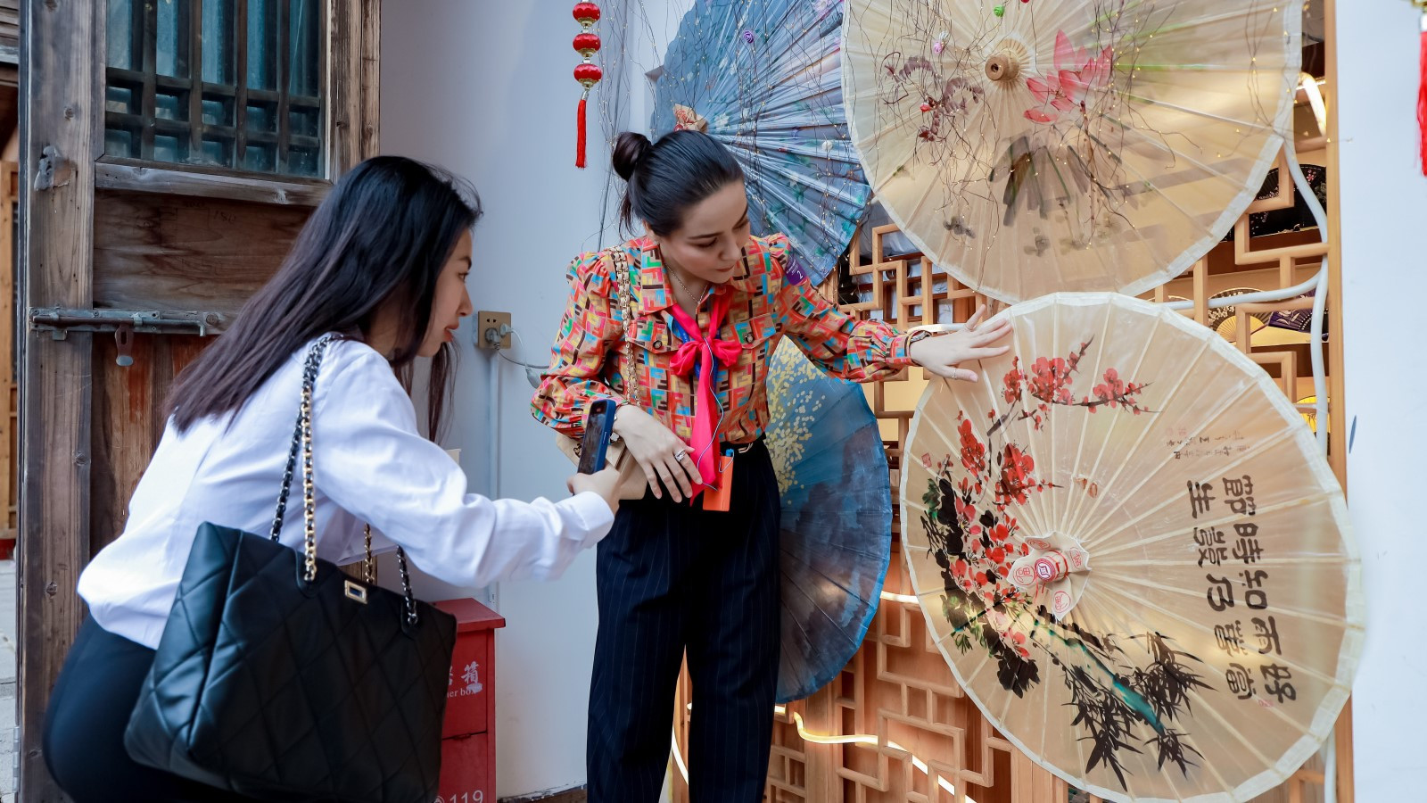 Nữ du khách bên chiếc ô truyền thống.