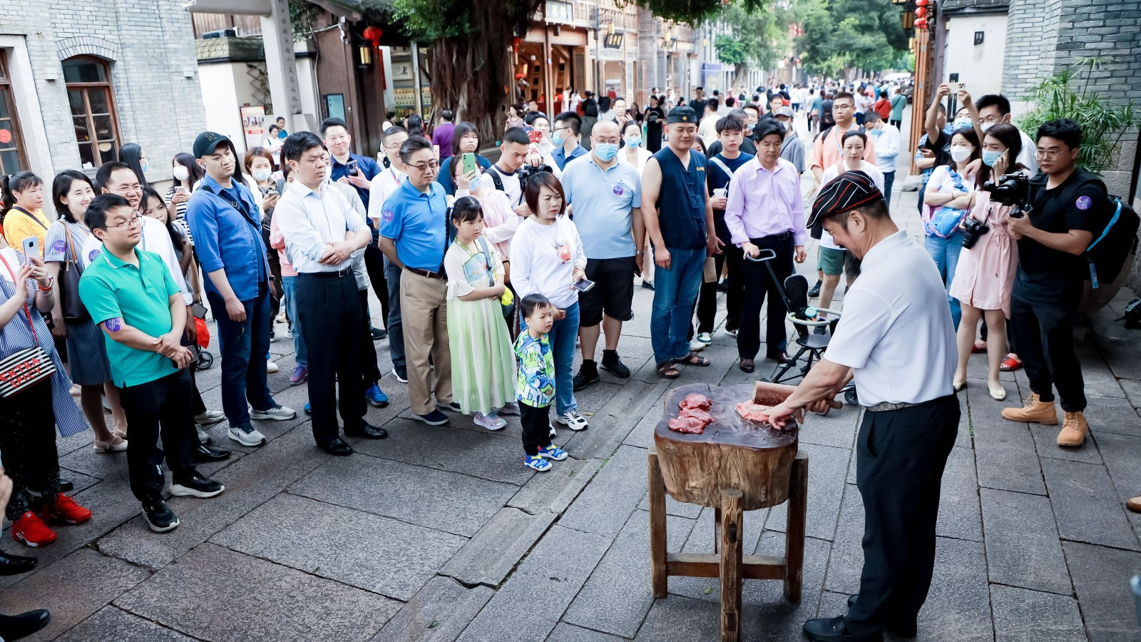 Nghệ nhân tái hiện giã giò-nghề truyền thống được xếp hạng di sản văn hóa phi vật thể của "ba phường bảy ngõ".