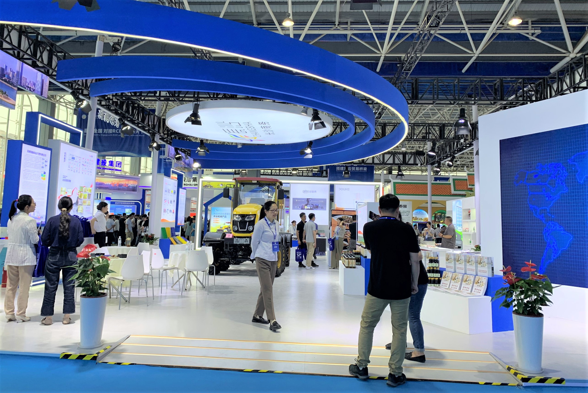 Nhiều sản phẩm máy móc, trang thiết bị được trưng bày tại Hội chợ. (Ảnh: HỮU HƯNG)