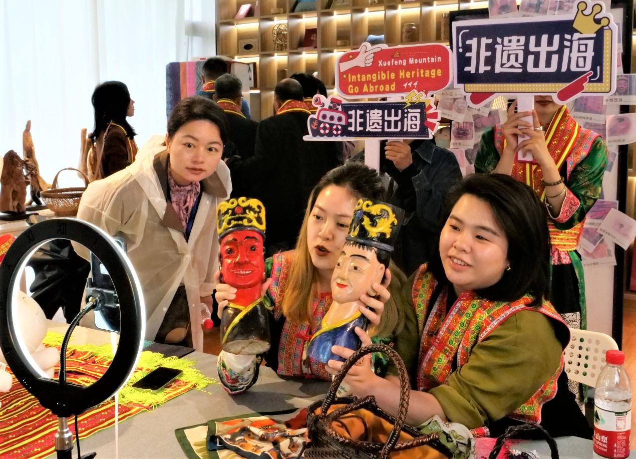 Bán các đồ thủ công truyền thống qua thương mại điện tử. (Ảnh: HỒ QUÂN)