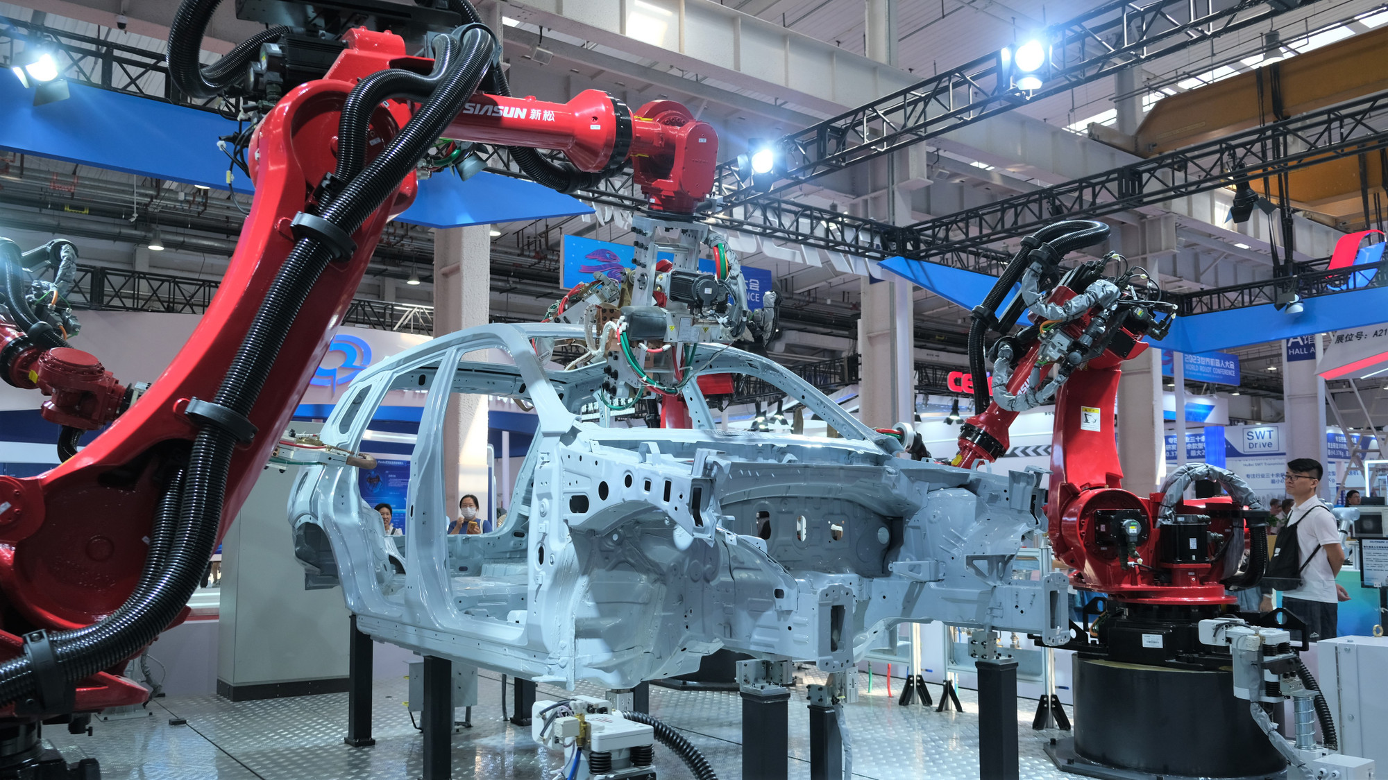 Robot được ứng dụng trong ngành lắp ráp ô-tô. (Ảnh: HỮU HƯNG)