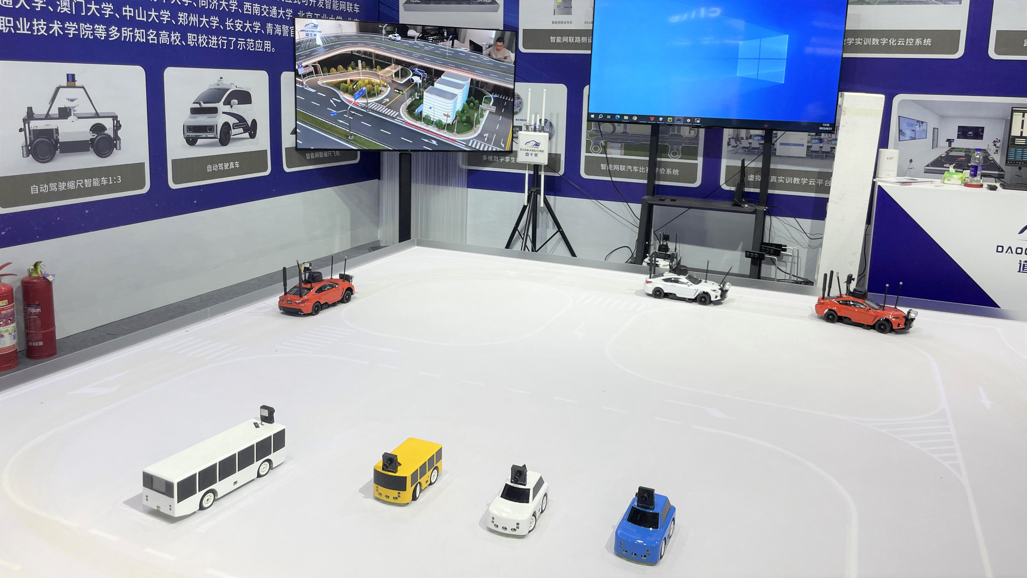 Mô hình thu nhỏ của robot ô-tô tự lái. (Ảnh: HỮU HƯNG)