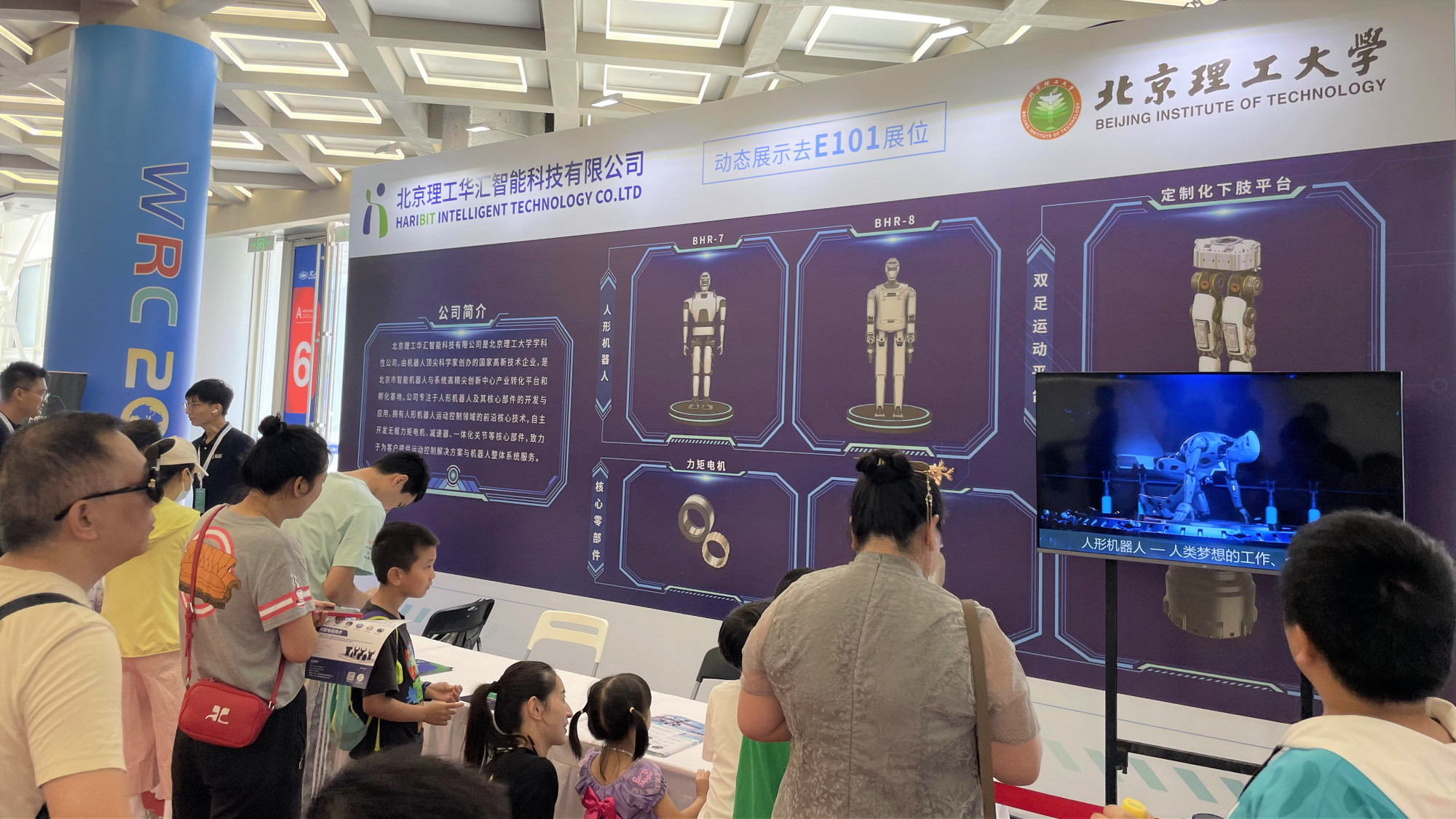 Tìm hiểu về cấu tạo và cơ chế hoạt động của robot. (Ảnh: HỮU HƯNG)