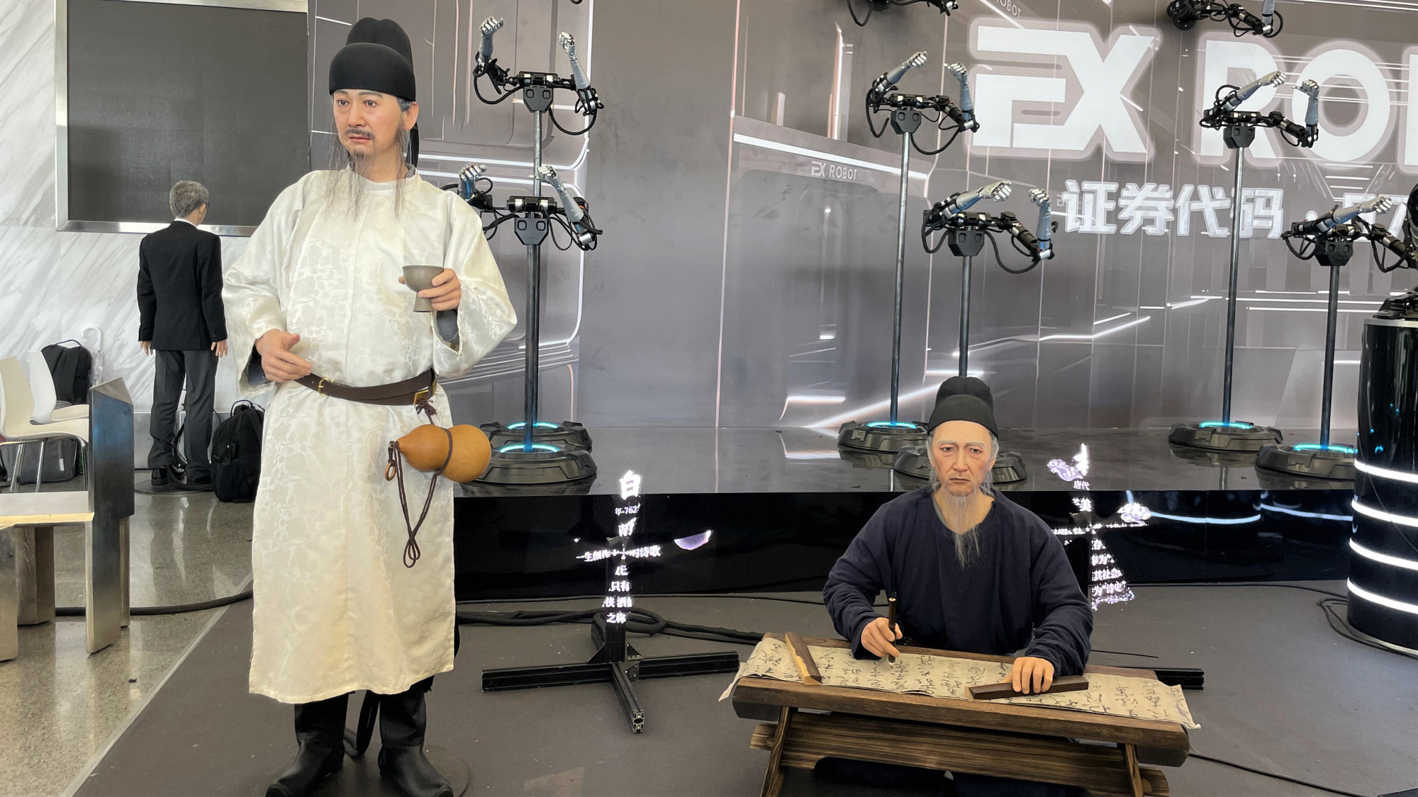 2 robot với tạo hình 2 nhà thơ nổi tiếng Lý Bạch và Đỗ Phủ có thể ngâm thơ và giao lưu với khán giả. (Ảnh: HỮU HƯNG)