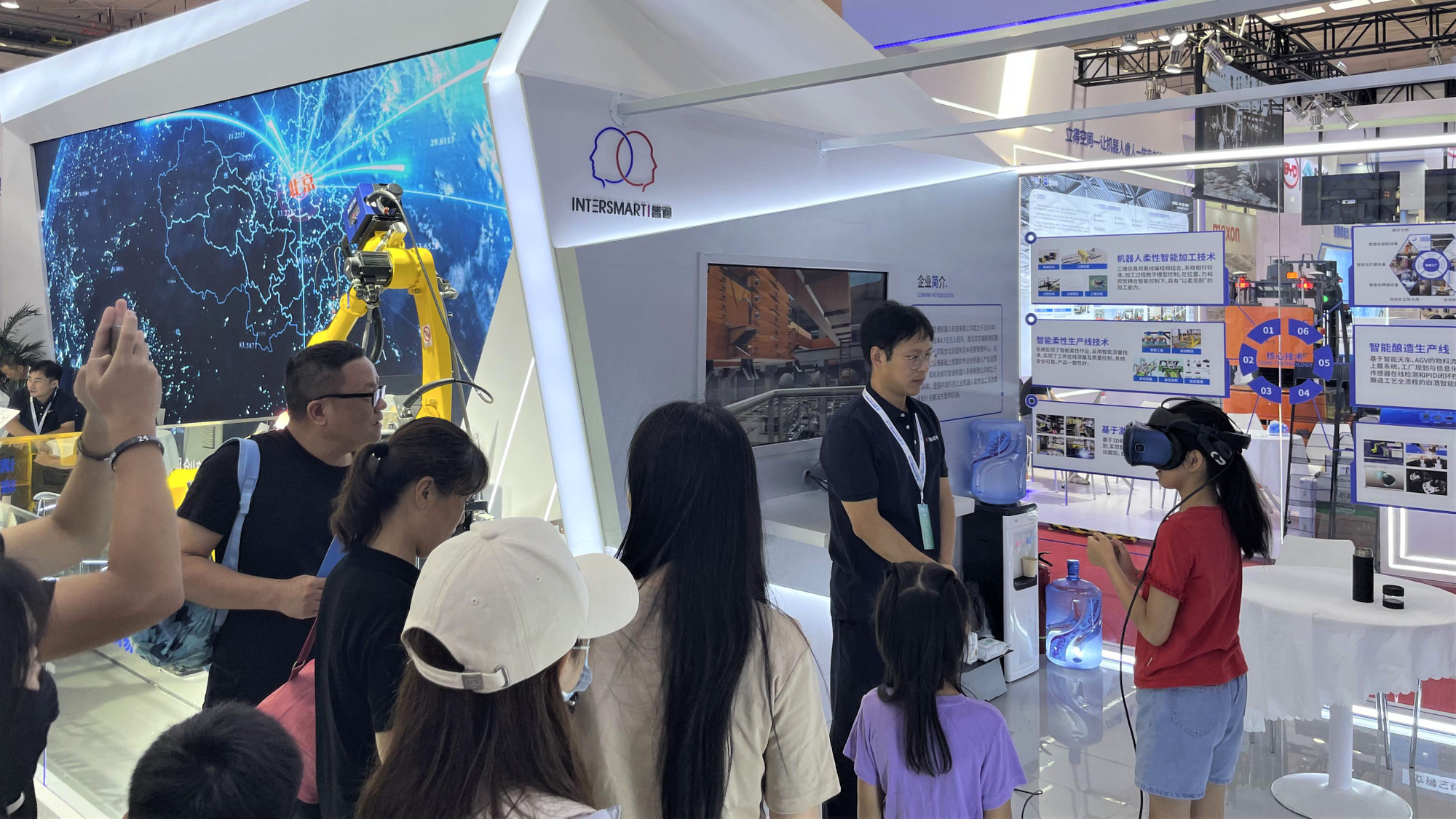 Trải nghiệm điều khiển robot. (Ảnh: HỮU HƯNG)