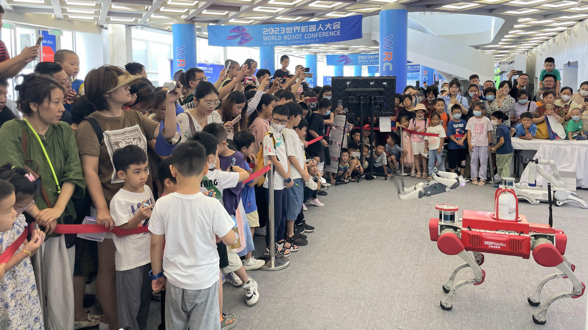 Những robot hiện đại thu hút sự quan tâm của đông đảo công chúng. (Ảnh: HỮU HƯNG)